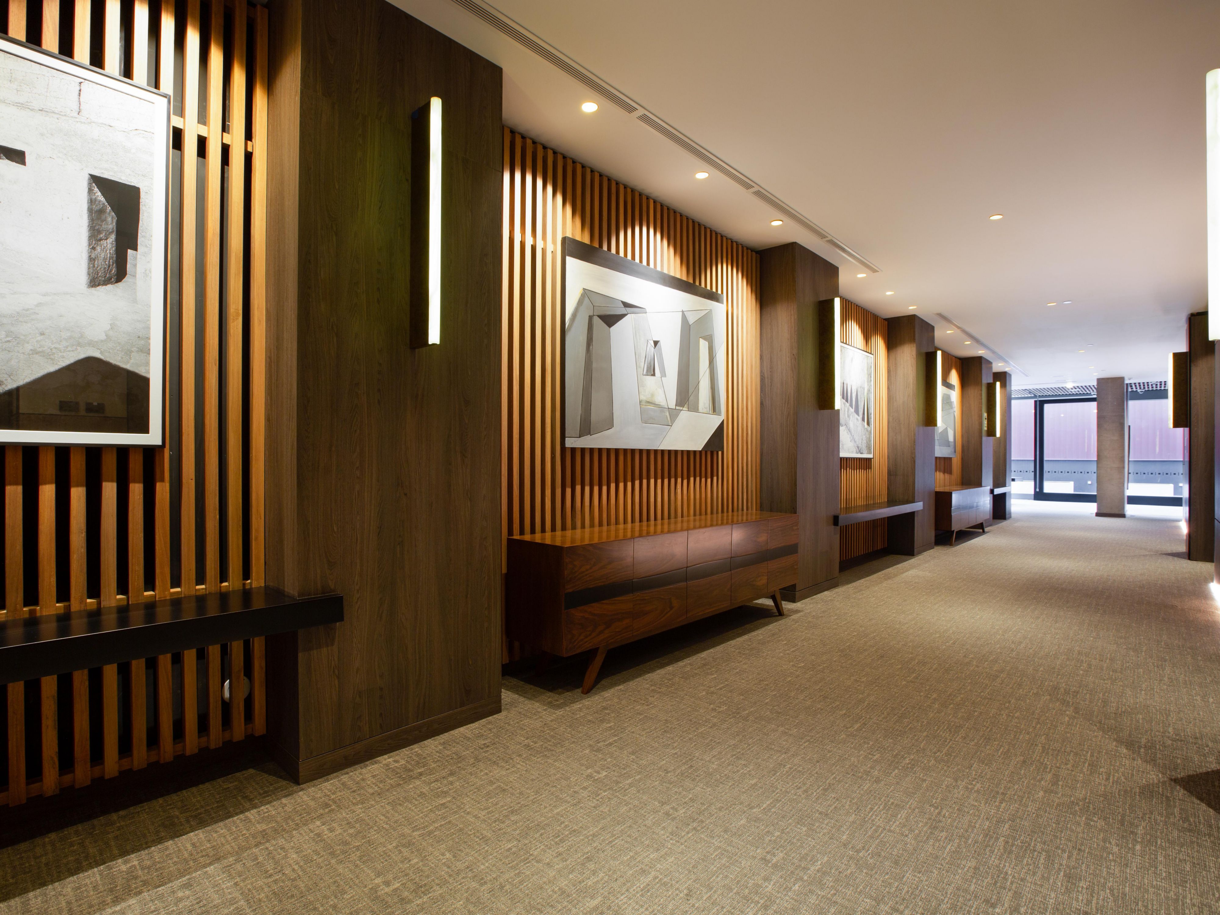 En Holiday Inn Lima Miraflores, ofrecemos alquiler de equipos audiovisuales y un kit completo para eventos virtuales que facilitan tu planificación. Ya sea para reuniones presenciales o virtuales, nuestro apoyo y recursos garantizan que tu evento se desarrolle sin contratiempos de principio a fin.