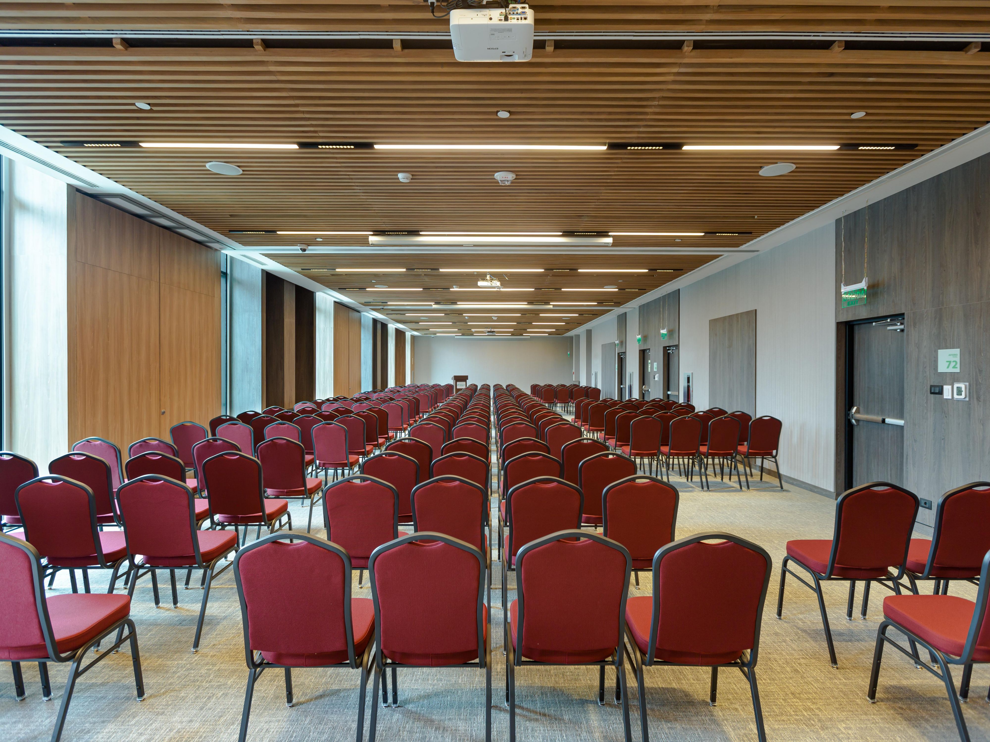 Organiza tu evento ideal en Holiday Inn Lima Miraflores con salas de reuniones versátiles que se pueden combinar para recibir hasta 200 invitados. Ya sea una conferencia, celebración o reunión corporativa, nuestros espacios modernos y cómodos en el corazón de Miraflores ofrecen el escenario perfecto para que tu evento sea inolvidable.