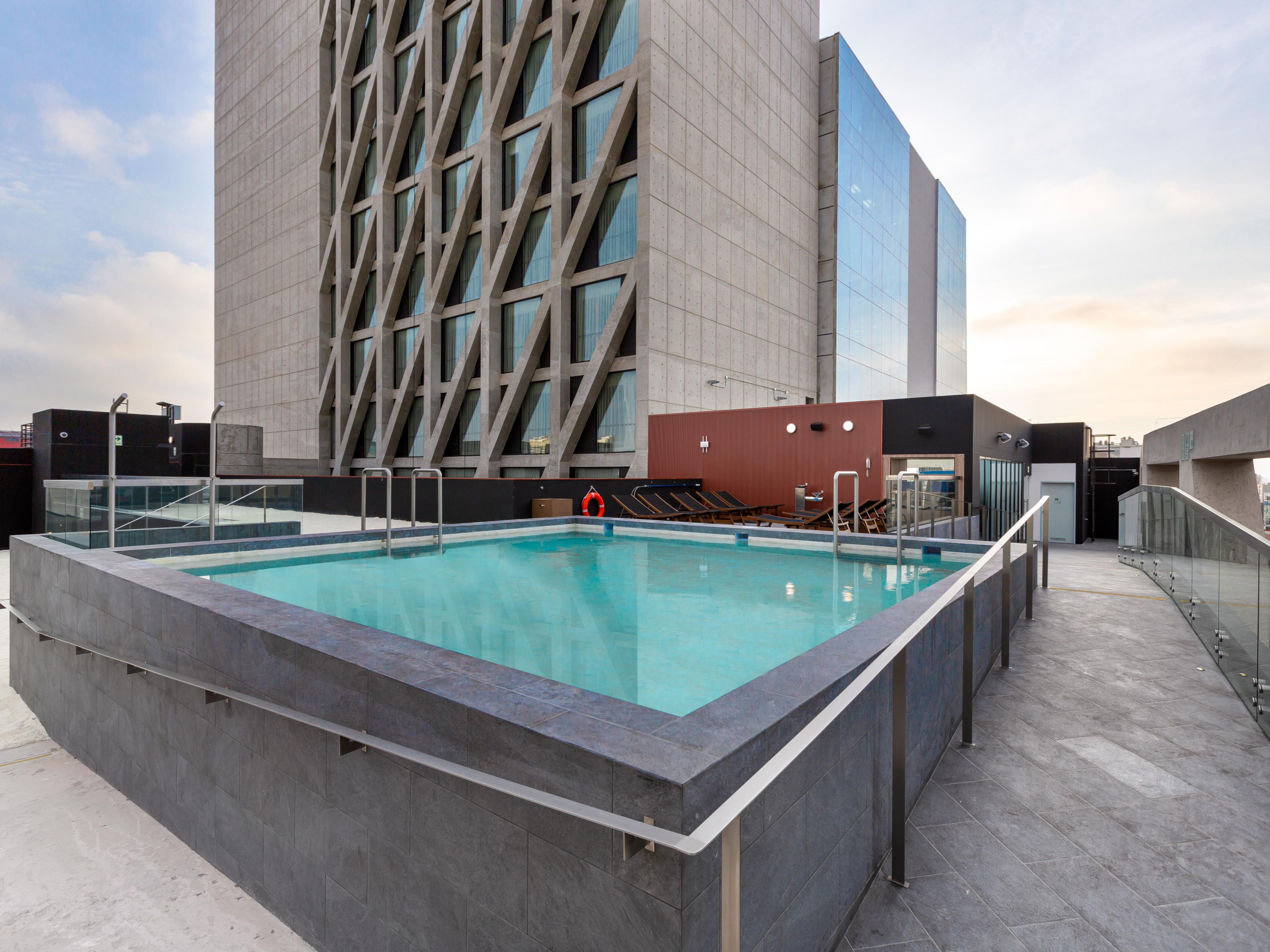 Looking for a refreshing escape without leaving Lima? Enjoy a relaxing experience at the Holiday Inn Miraflores outdoor rooftop pool—the perfect spot to unwind, soak up the sun, and sip cocktails while taking in spectacular views. A vibrant atmosphere and great energy are always guaranteed.