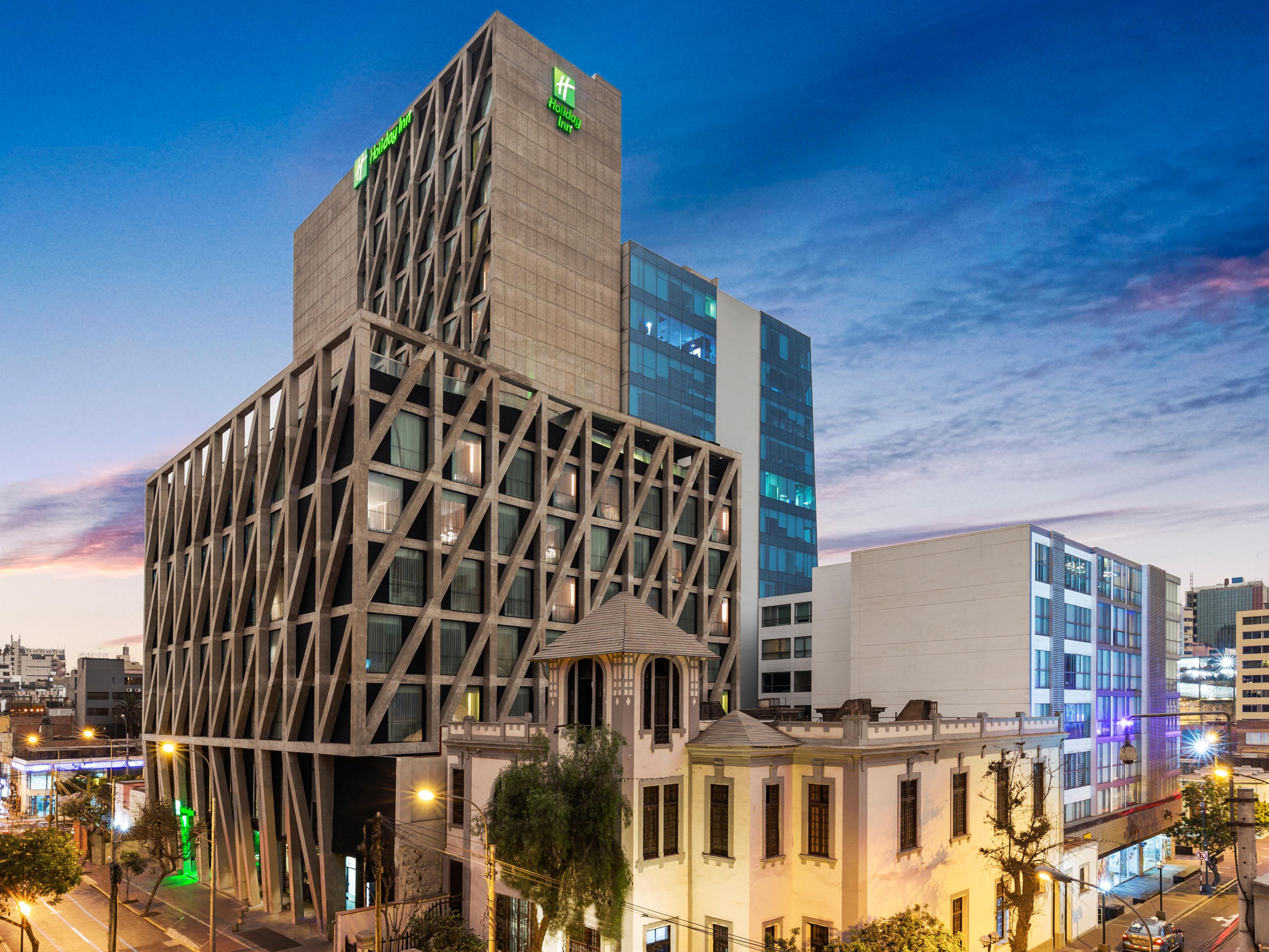 Discover the vibrant side of Lima in the heart of Miraflores—a safe, modern, and lively district where our hotel connects you to the very best of the city. Stroll through Kennedy Park, uncover history at Huaca Pucllana, walk along the boardwalk, or be amazed by the local cuisine, shops, and museums.