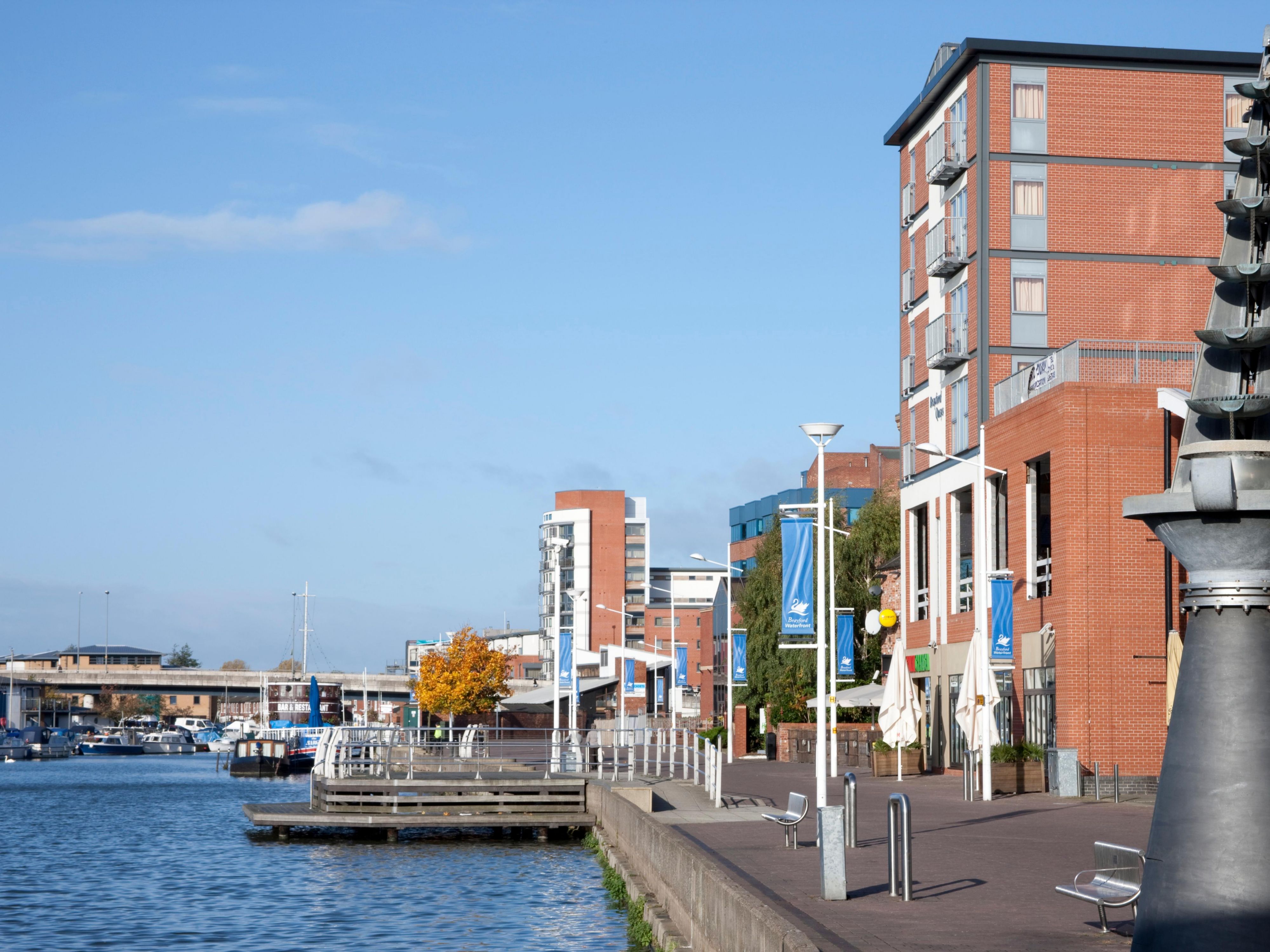 Our hotel is situated on the Brayford Wharf, with excellent views of the waterfront from the hotel's restaurant and selected bedrooms.
To book a table in our restaurant or upgrade your room to a water front view, please email the front desk team. Frontdesk.hilincoln@kewgreenhotels.com
