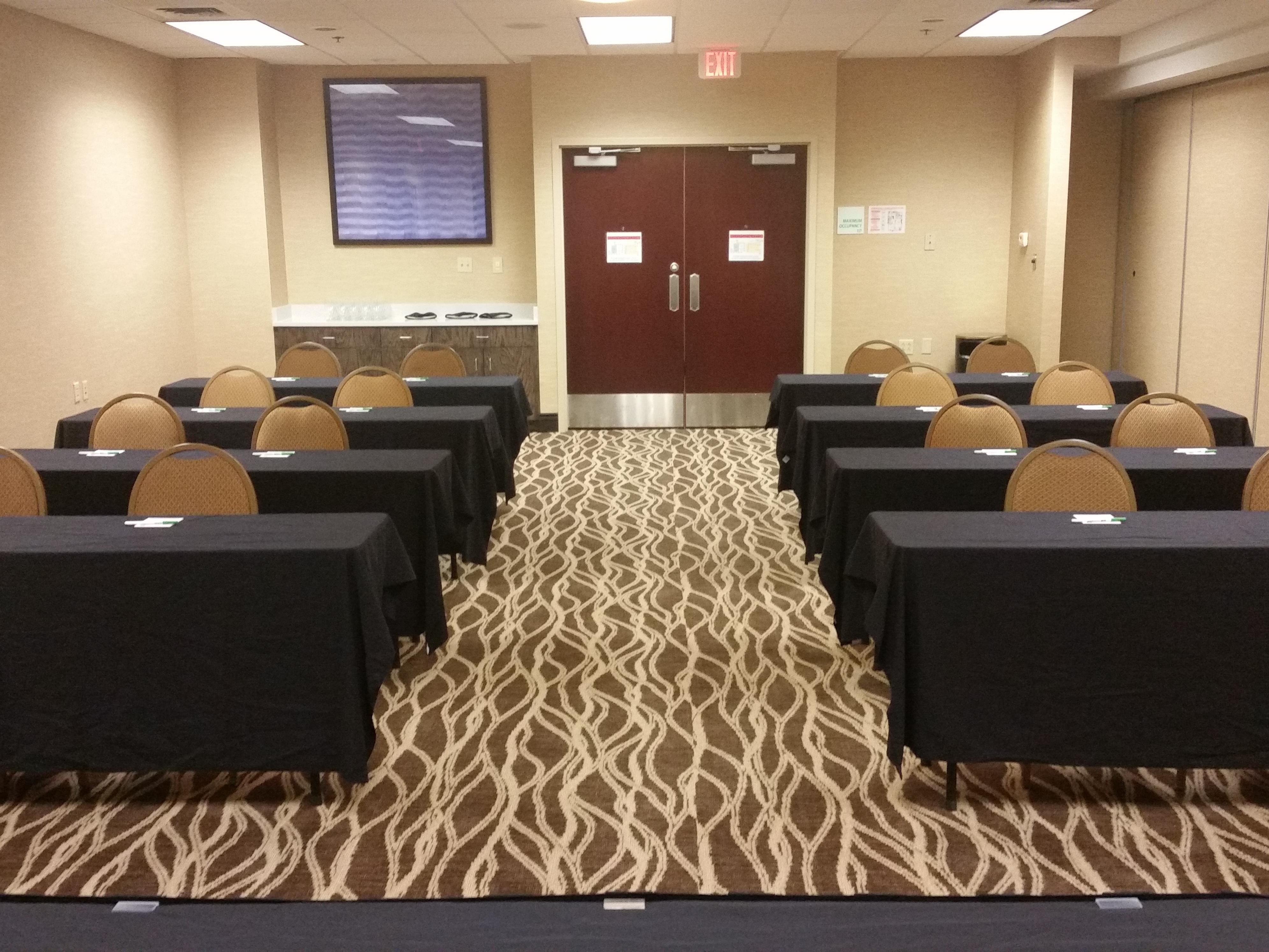 Anxious to host your next event? With over 3500 square feet of available meeting space, the Holiday Inn Presidential can handle your next corporate meeting or social event safely in accordance with the Arkansas Department of Health and the CDC recommended guidelines including six feet of social distance between attendees and frequent sanitizing pro