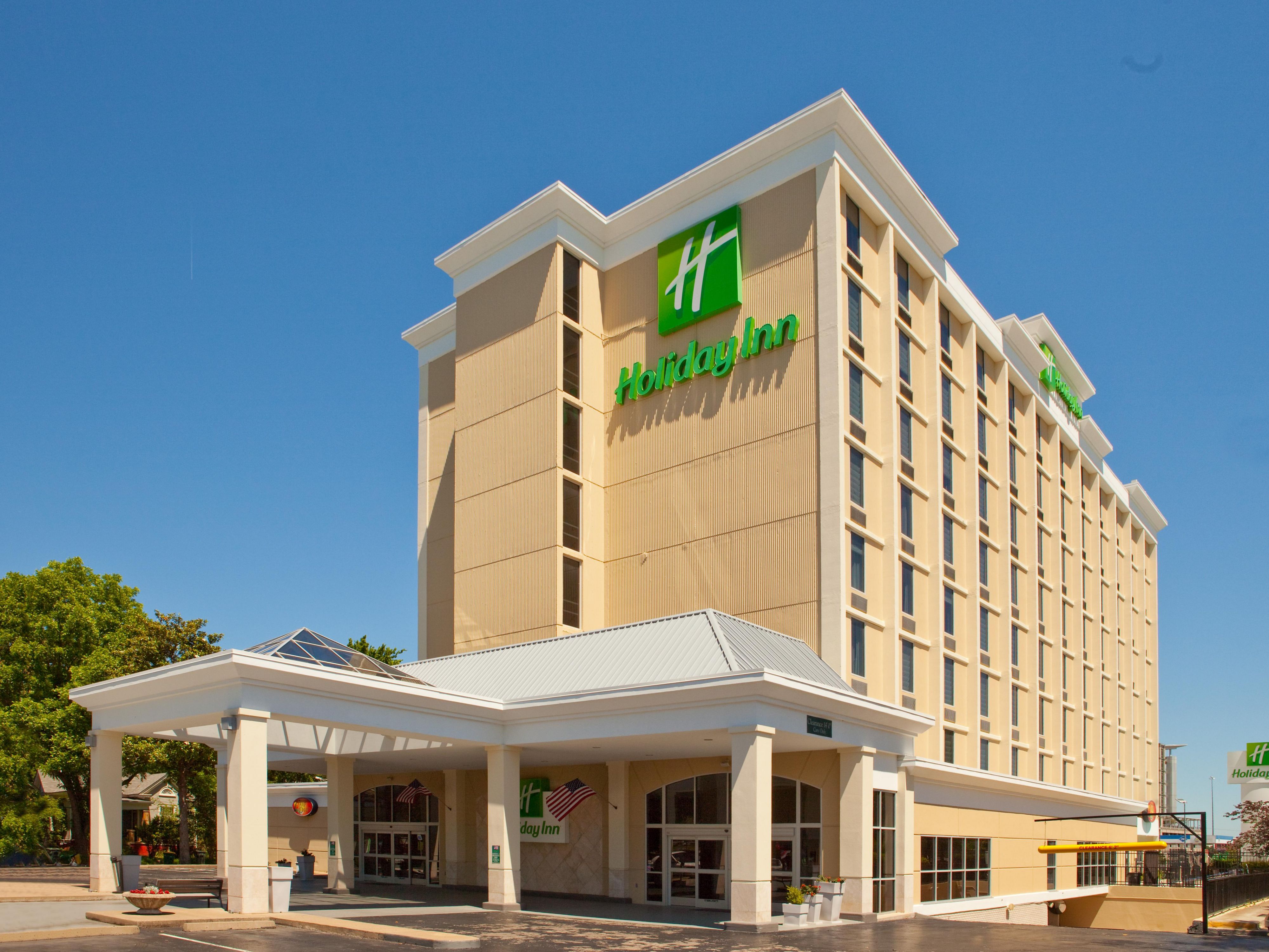 Experimente el ambiente acogedor del restaurante Camp David en el Holiday Inn Presidential. Cene cómodamente o disfrute del animado bar con asientos de gran altura. Disfrute de una bebida refrescante mientras espera su comida.