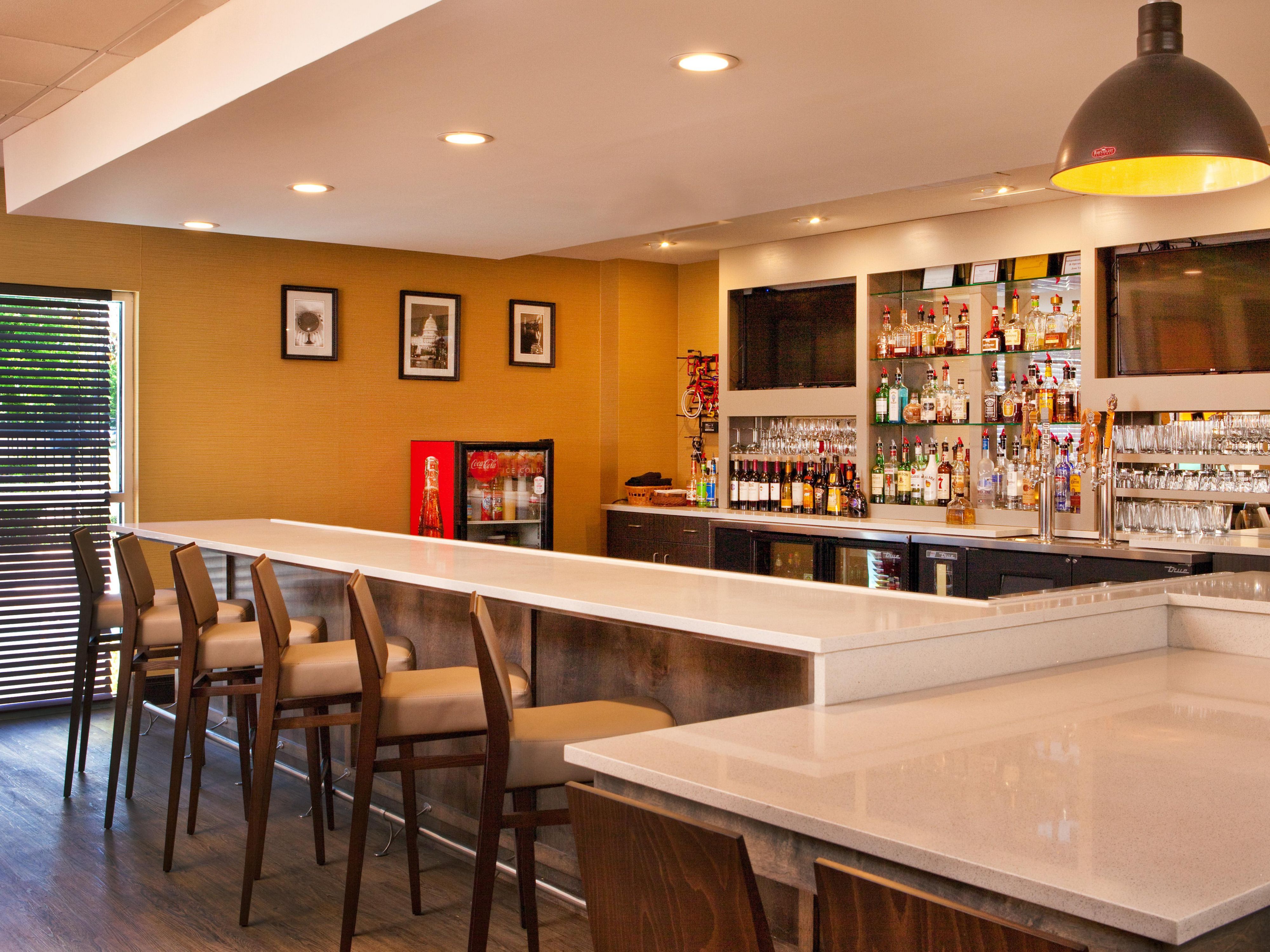 Camp David, our on-site restaurant & bar, offers a delicious American style menu featuring fantastic breakfast, lunch and dinner with socially distant dine in options or room service. 
The bar offers guests a place to unwind after long business engagements or a busy day of touring the city. A variety of cocktails, beer and fine wine are offered. 