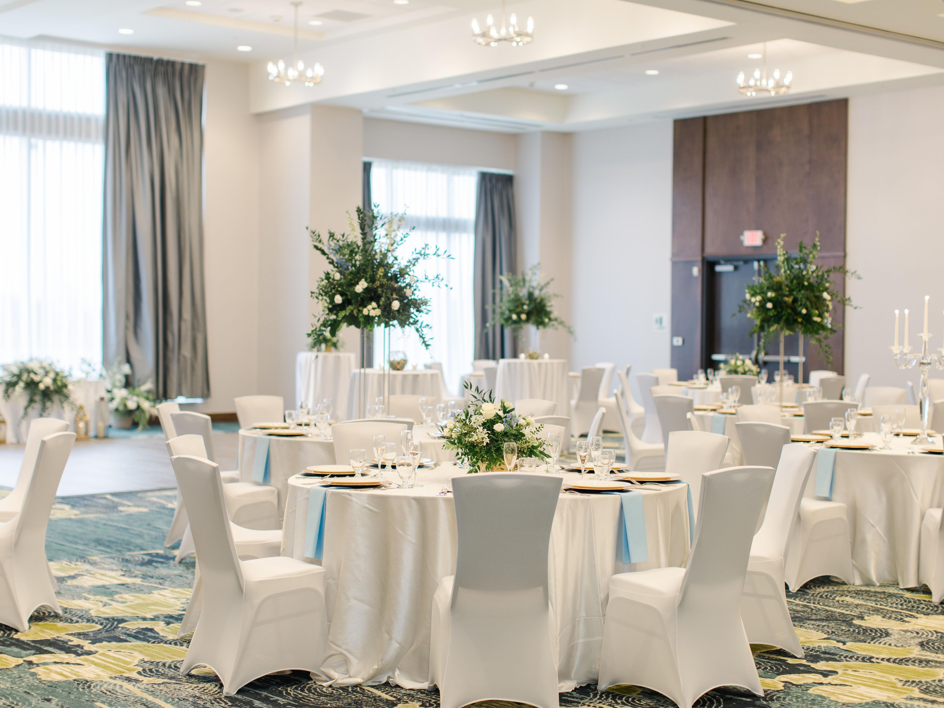 Plan your upcoming holiday event in our flexible meeting space in Livonia, ideal for company holiday parties, weddings or corporate events. Our hotel features versatile spaces, including a 6,000 square-foot ballroom that can accommodate 285 guests. Let our team help you with catering, audiovisual, and group rooms. Come celebrate with us. 