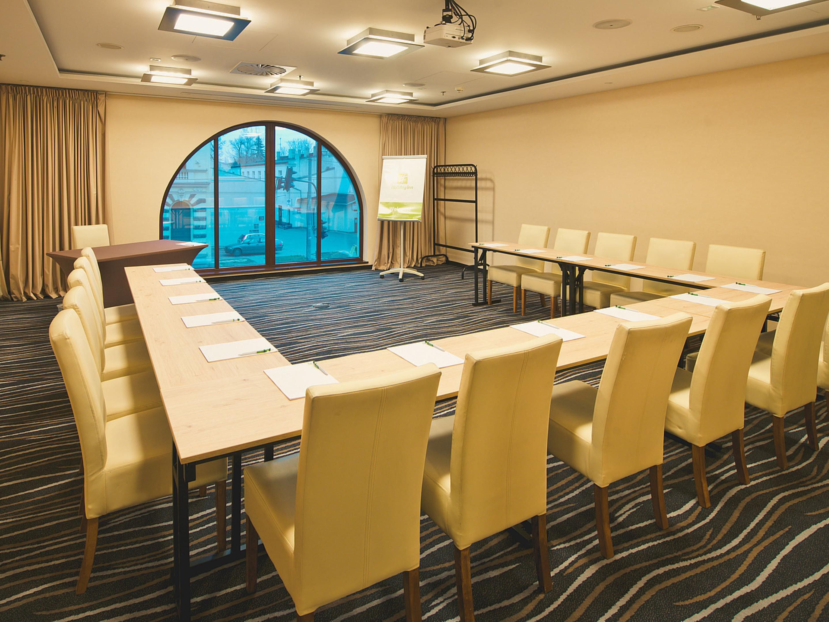 Holiday Inn Łódź is a hotel where you can organize any kind of meeting. Regardless of whether you are planning an intimate meeting for 5 people or a conference for 150, we will ensure the success of this event. You can count on our professional and friendly service all the time.
