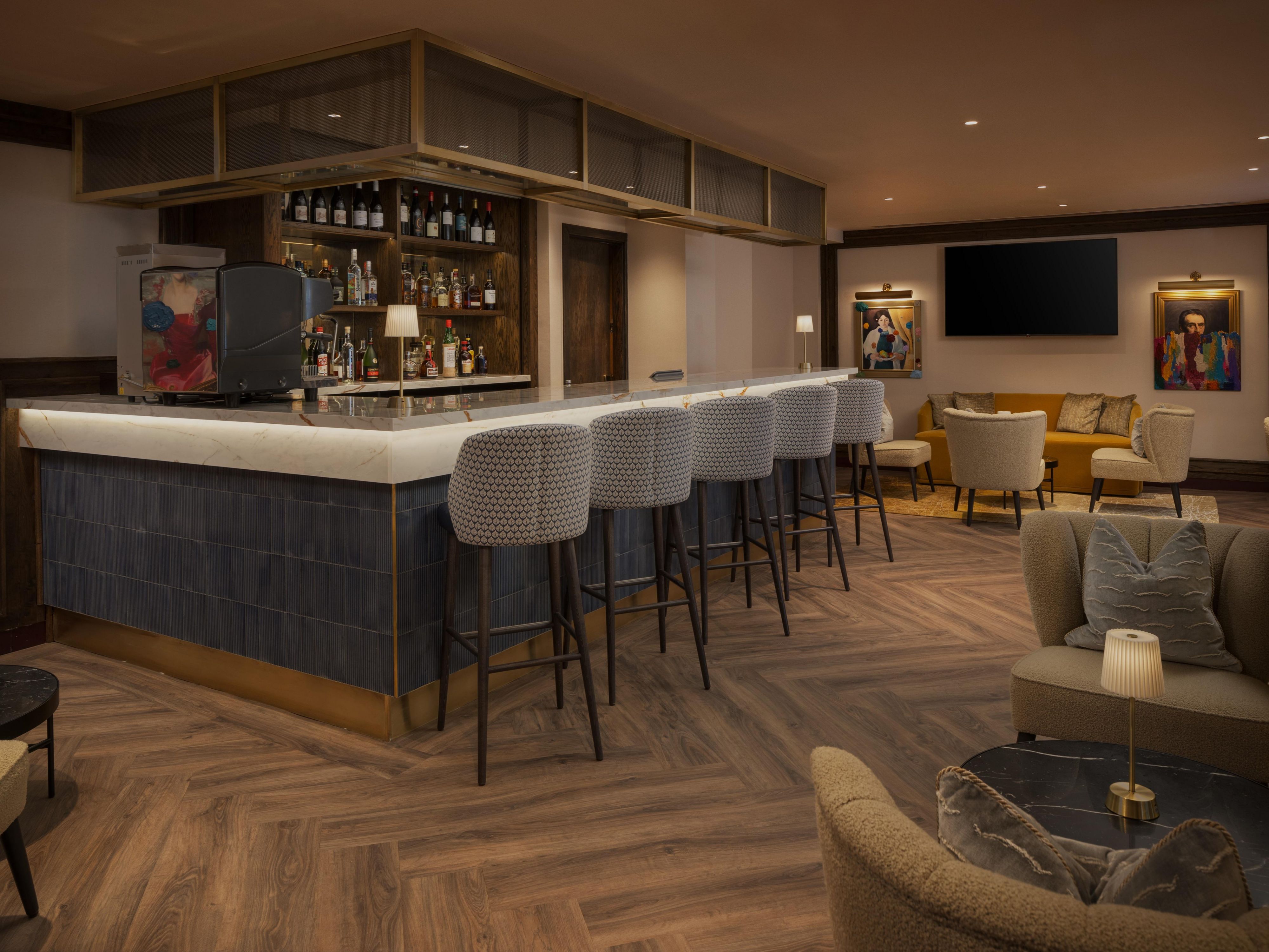 يُعد ويلبيكر مساحة راقية ولكنها ترحيبية ، حيث يقدم الكوكتيلات المصنوعة بخبرة وقائمة من الأطباق الصغيرة والوجبات الخفيفة. يمزج البار بين الكلاسيكيات الخالدة والذوق المعاصر ، ويحتفي بماضي الحي القديم. سواء كان الاسترخاء بعد يوم من الاستكشاف أو الاجتماع مع الأصدقاء ، 