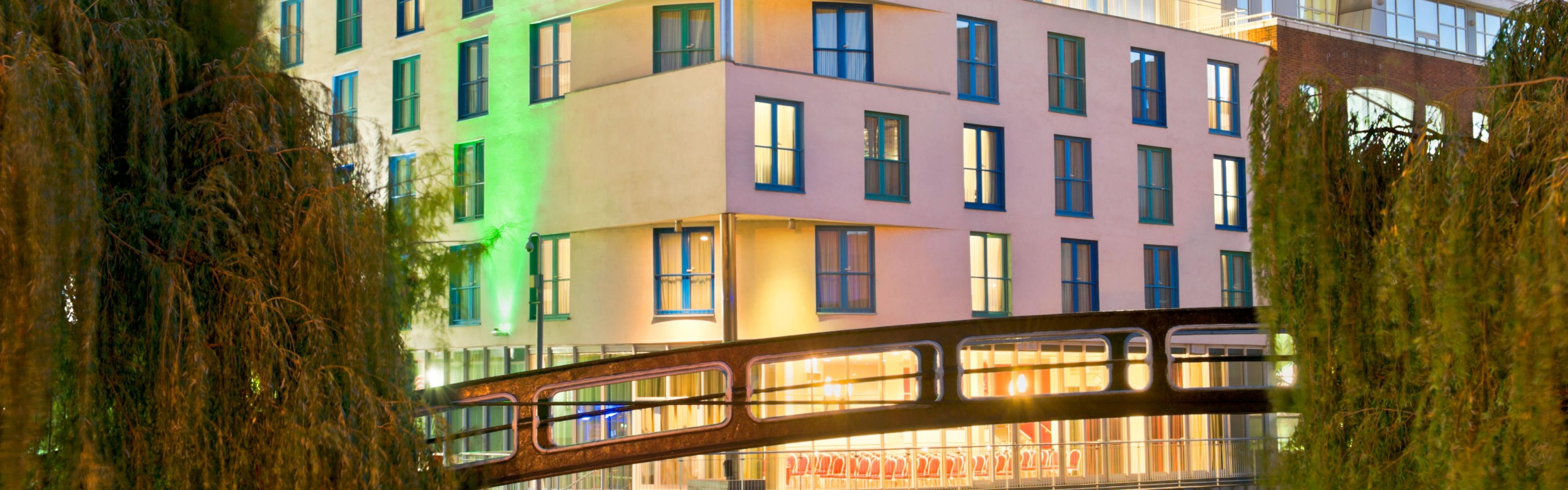 $hotelInfo.mediaDetails.welcomePhotos.primaryPhoto.caption}