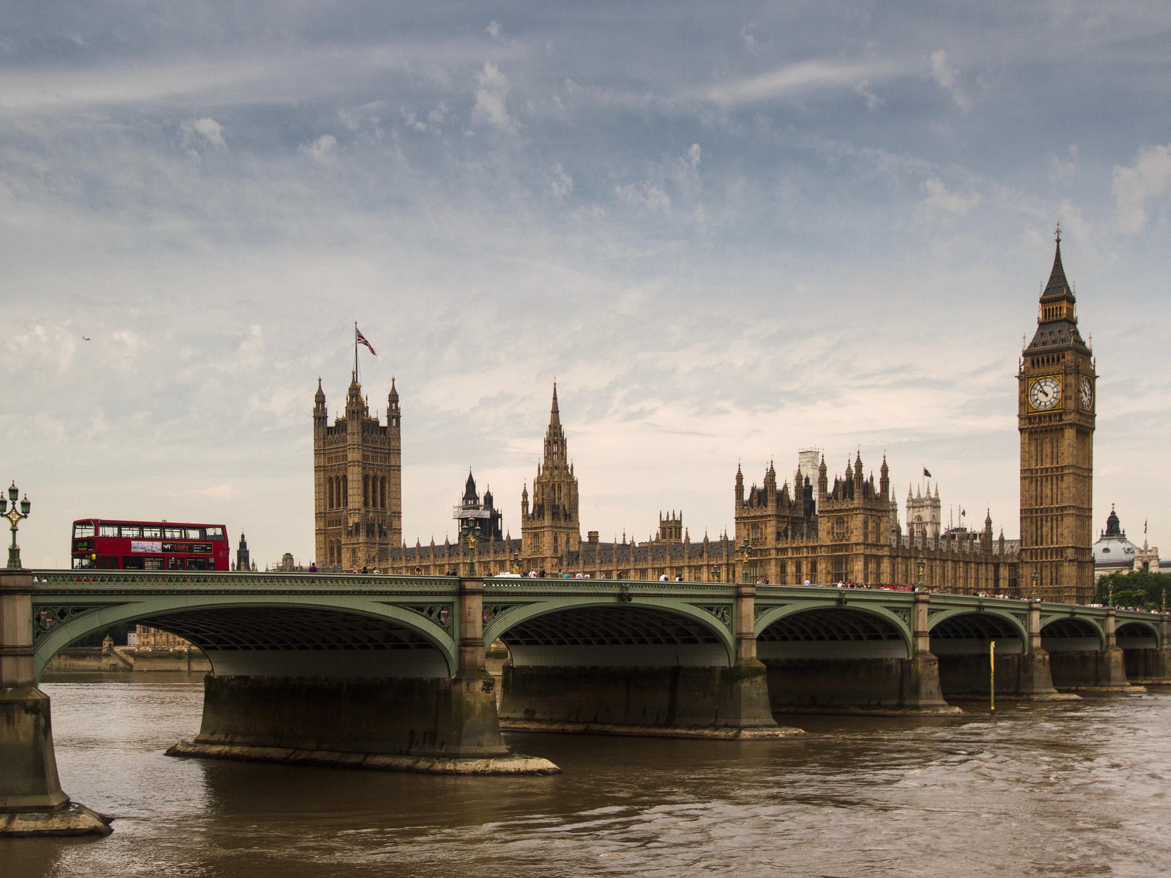 يقع فندق ويلبيك في قلب لندن، حيث تقع محطتا أوكسفورد سيركس وبوند ستريت على بعد 10 دقائق سيرًا على الأقدام وروابط سهلة عبر المدينة. يقع الفندق على بعد مسافة قصيرة بالسيارة من هيثرو وجاتويك وستانستيد ولندن سيتي. يتوفر موقف سيارات مخفض في Q-Park Oxford Circus ، على بعد 4 دقائق ، باستخدام الرمز TWHOX20.