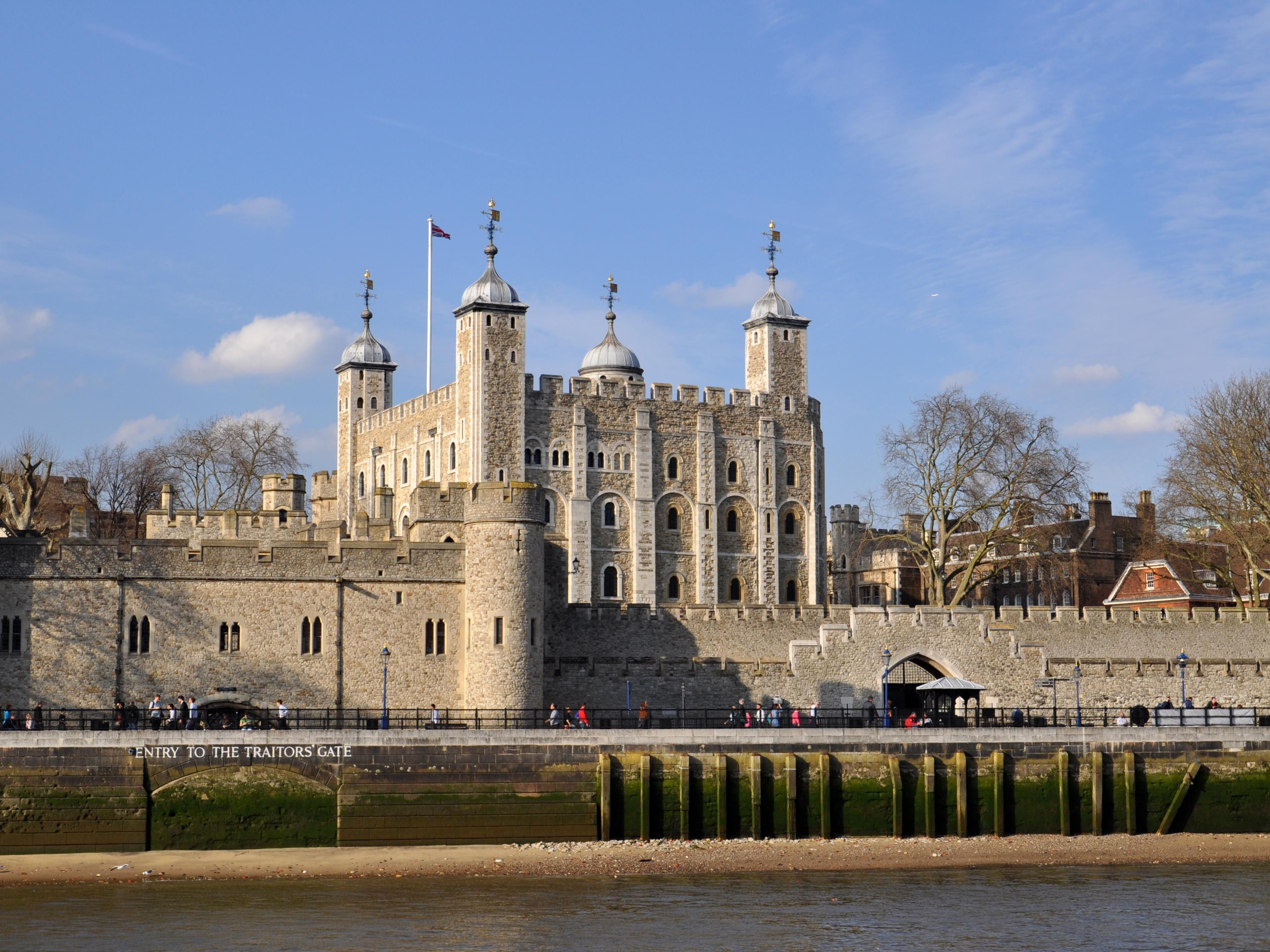 The Piccadilly Line is your gateway to London’s iconic landmarks and key transport hubs. Connecting Heathrow Airport to the heart of the city, it links must-see spots like Covent Garden, Leicester Square, and Green Park to visit Buckingham Palace. 