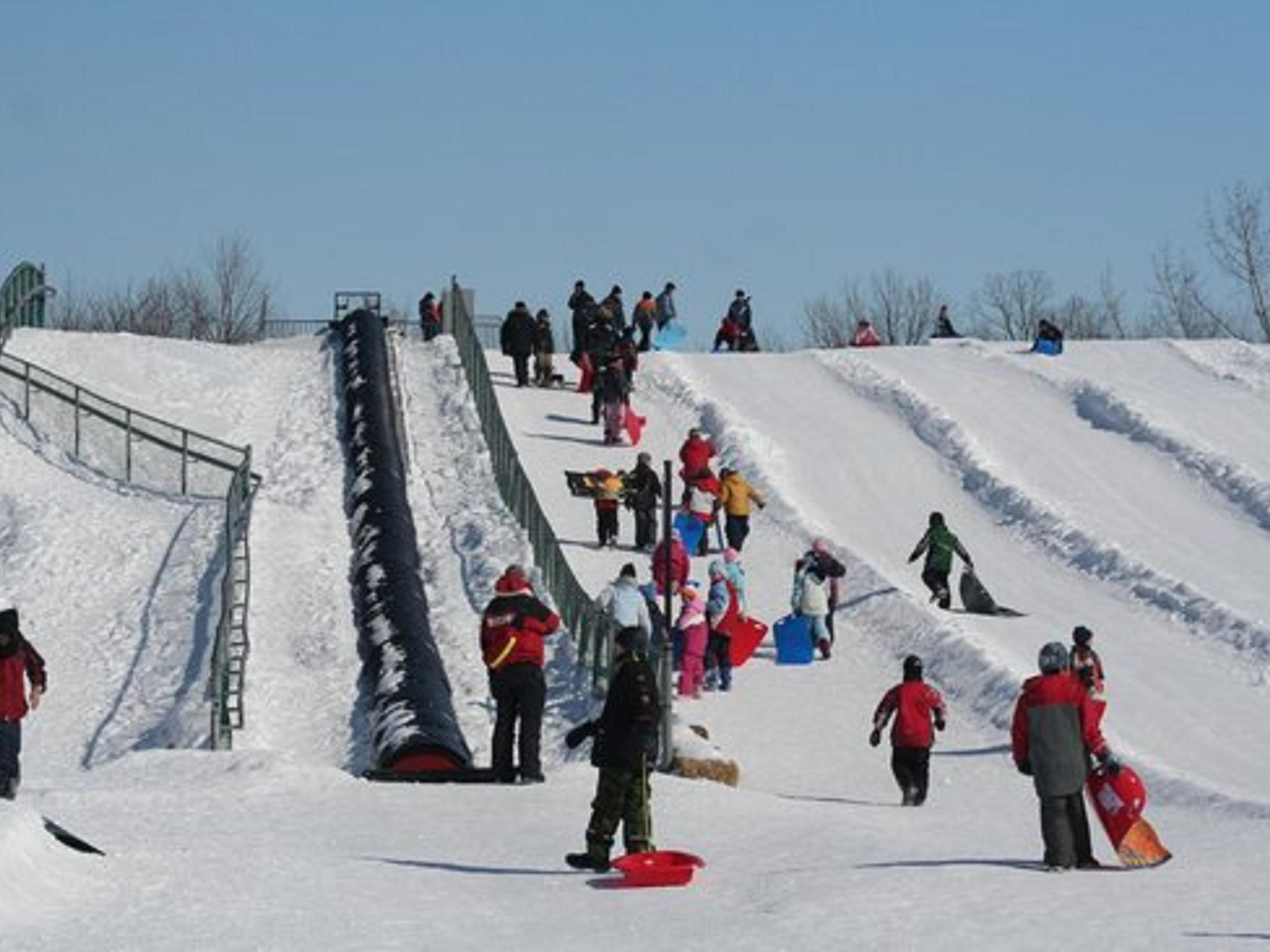 12.5 kms of cross-country skiing, 10 kms of hiking trails. A pristine landscape dotted with deer and native trees. Meanwhile, younger members of the family can enjoy the playground. Skating rink and tobogganing also available!