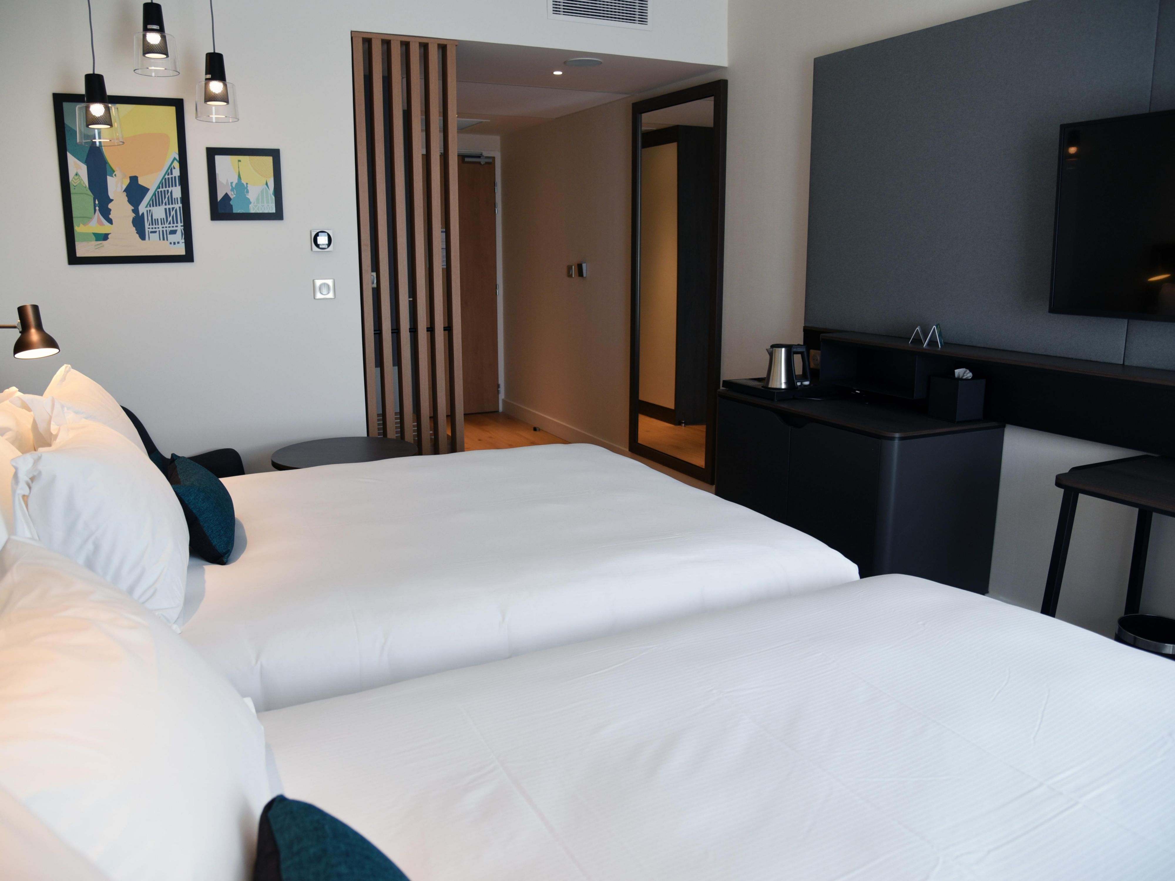 Planning a vacation with a stop in Dijon? Treat yourself to family comfort with us! Our family rooms, designed to accommodate up to 4 people, provide the perfect space for unforgettable moments. Enjoy a pleasant family stay with the same comfort as your own home.