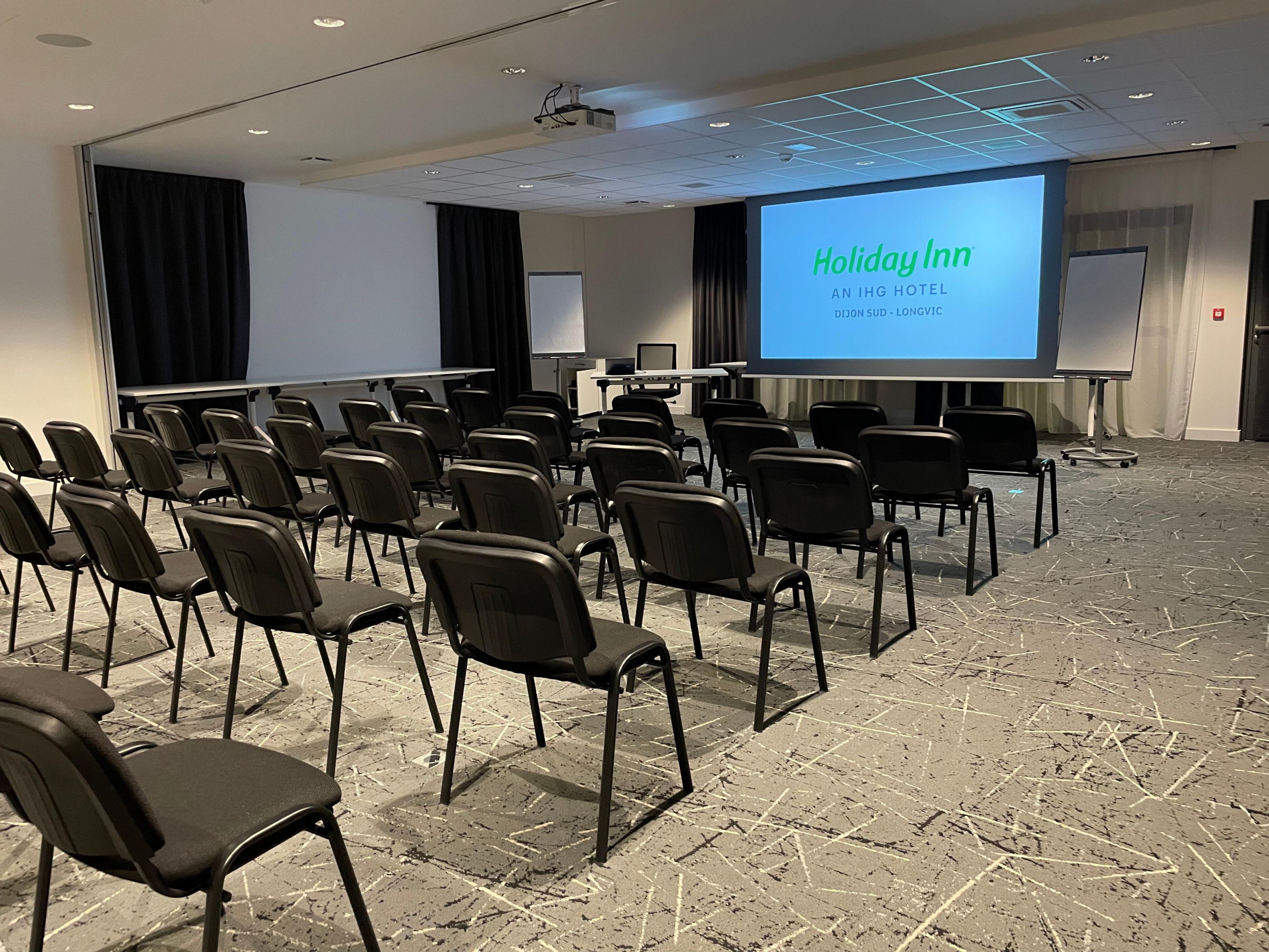 Take advantage of 300 m² of dedicated seminar spaces and 6 modular meeting rooms to suit your needs. They benefit from natural lighting! We are able to accommodate up to 170 people. Our rooms are equipped with a screen, high-speed Wi-Fi, a video projector, flipcharts, and an air conditioning system. For added convenience, some rooms feature a home
