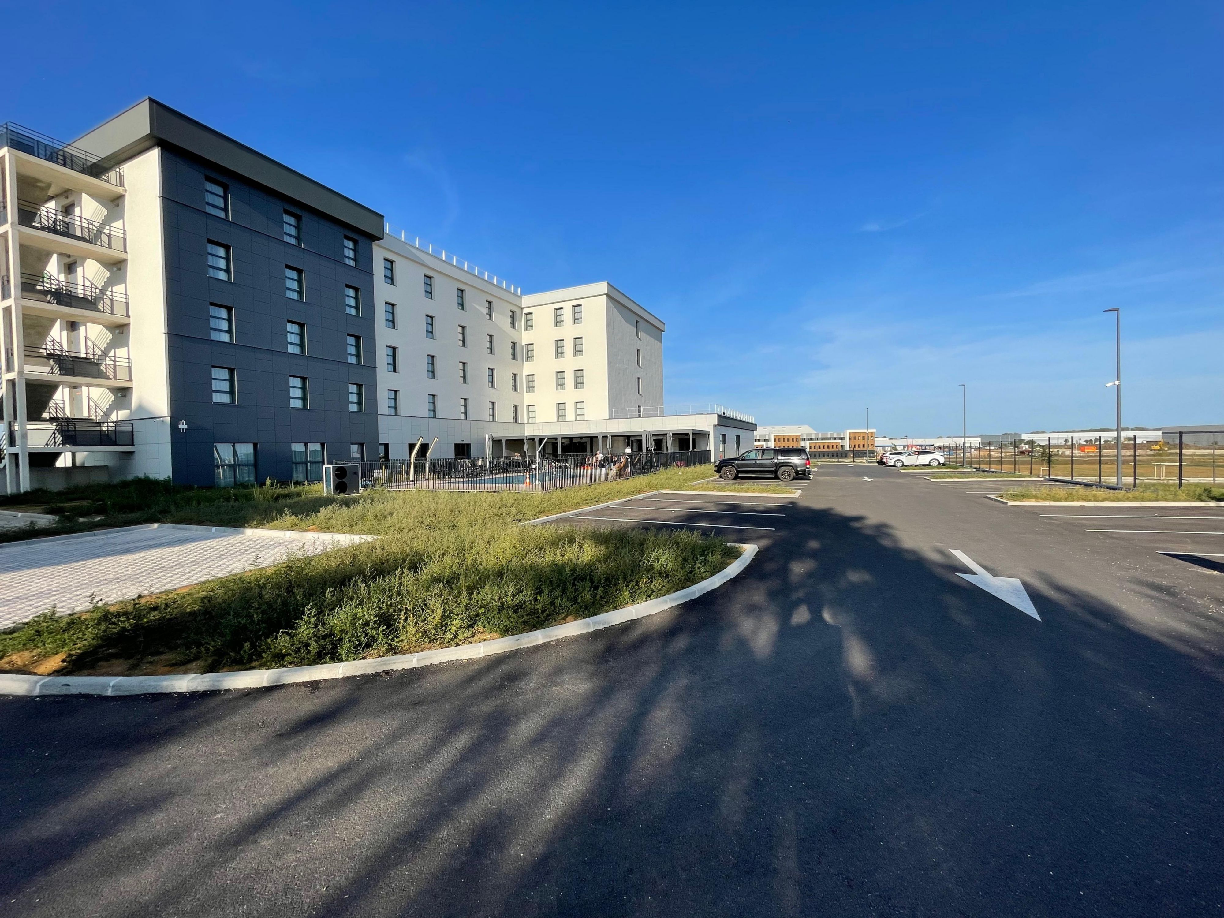 Your tranquility begins upon arrival. No more unexpected fees or worries about finding parking. With our secure and complimentary parking, fully enjoy your stay.