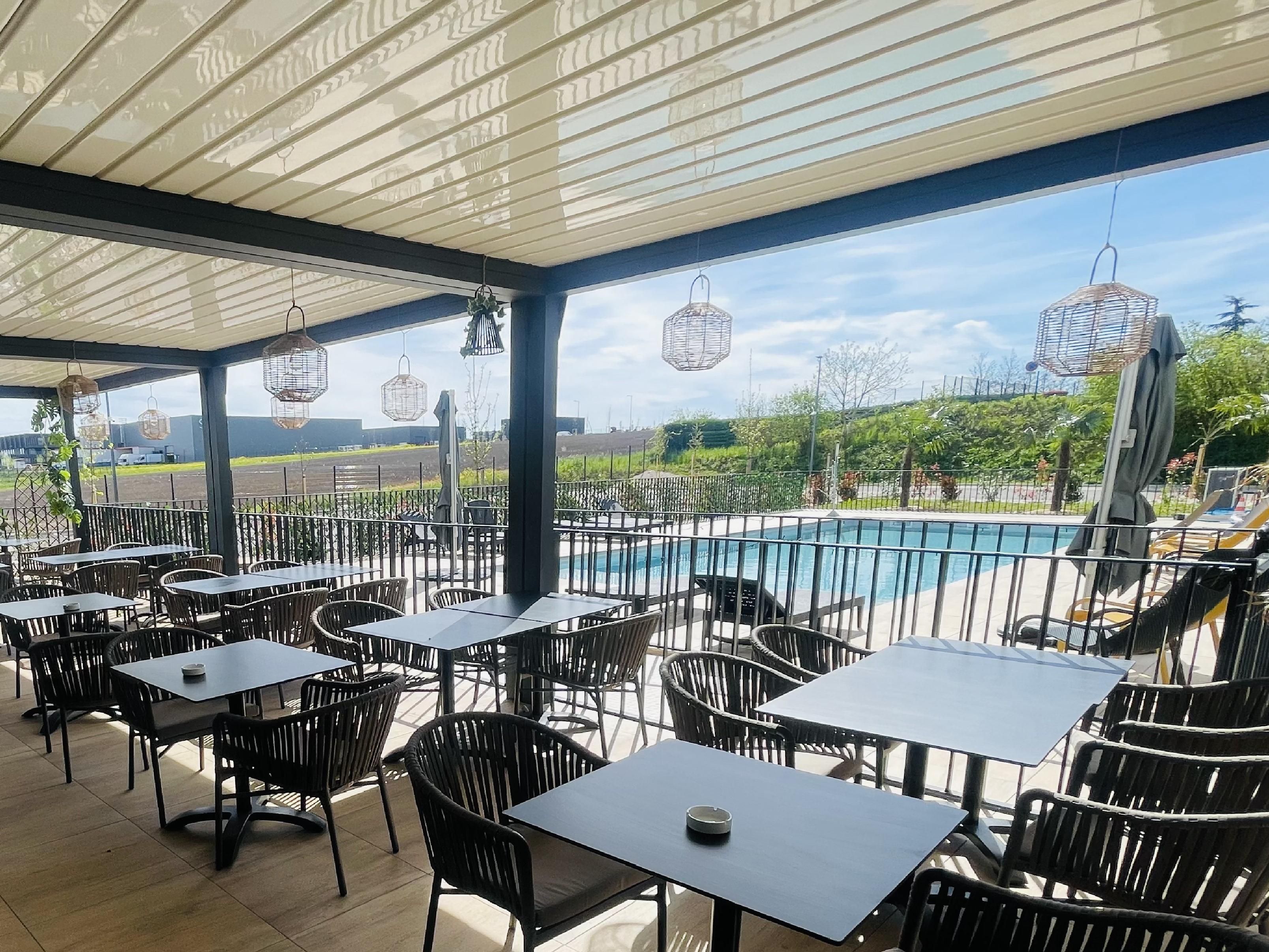 Come enjoy the beautiful days in an elegant and welcoming setting, whether it’s a sunny coffee, an open-air lunch, or a sunset aperitif, every moment becomes a delightful escape. Color, flavor, and boldness: our cocktails are waiting for you. Let yourself be tempted by our original creations.