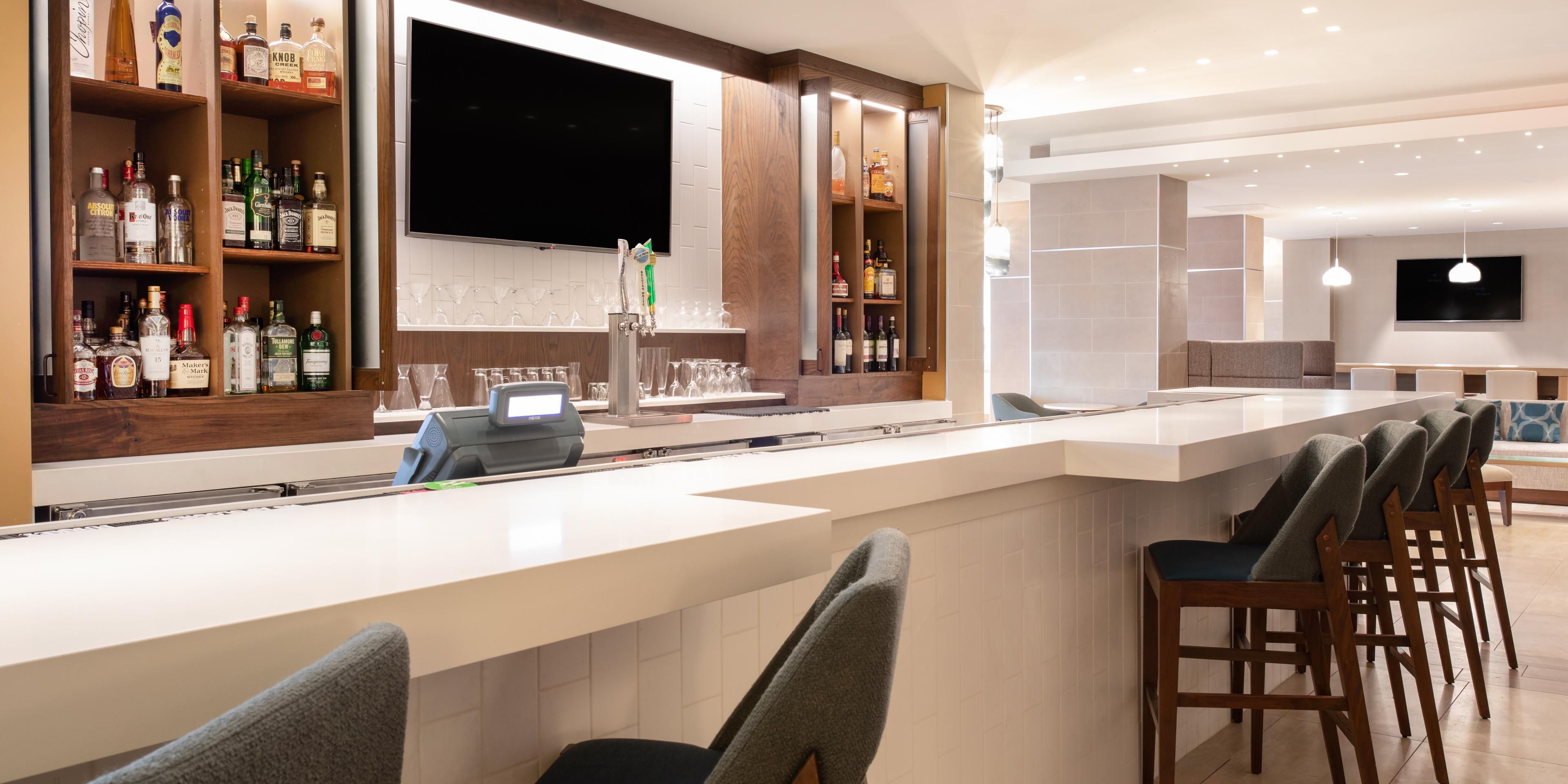 Enjoy a cocktail after your flight at our Lobby Bar near LAX.