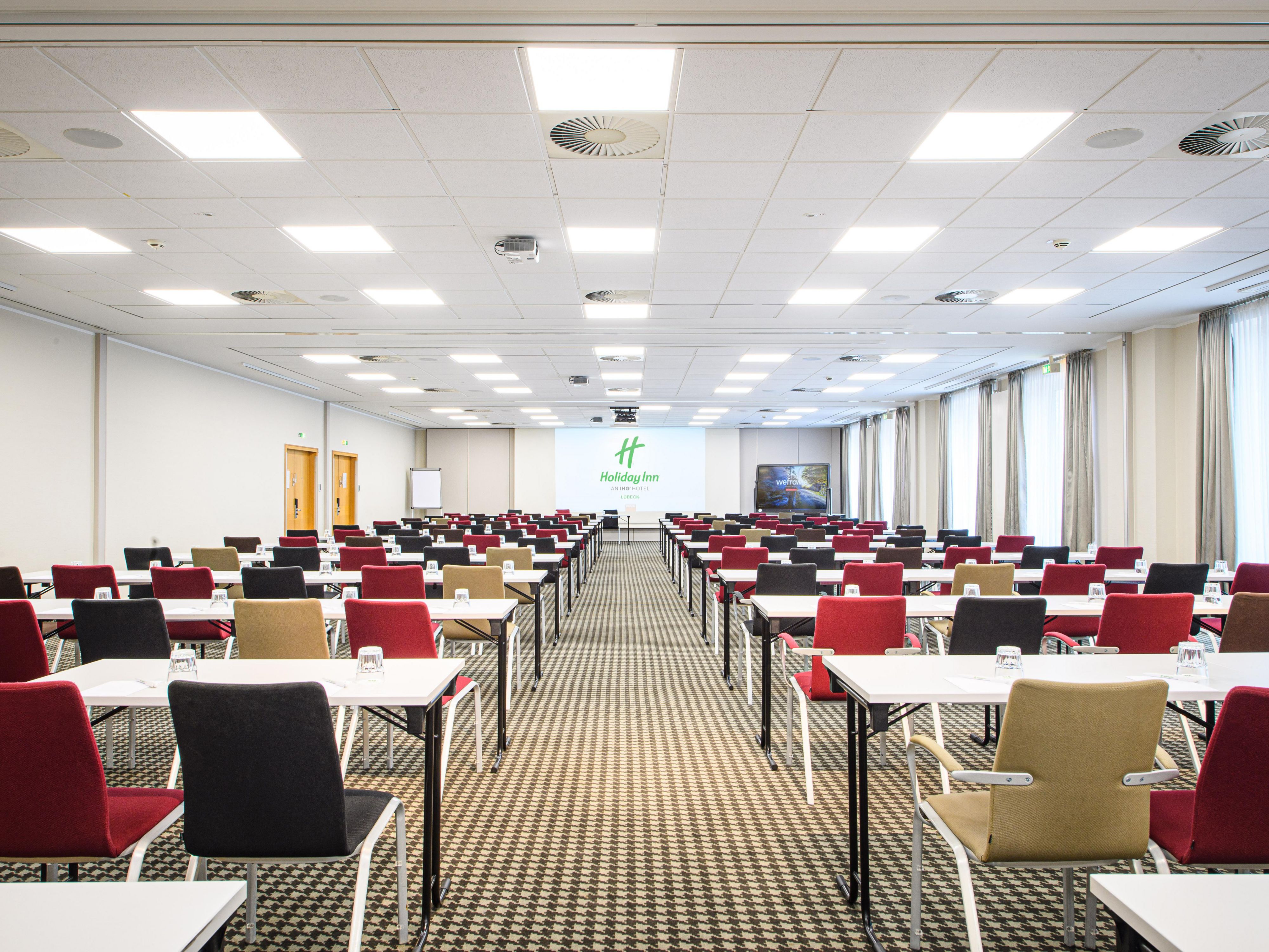 Erfolgreich Tagen, stilvoll feiern! Das Holiday Inn® Lübeck bietet 10 flexible Tagungsräume für bis zu 350 Personen an. Alle Tagungsräume befinden sich im Erdgeschoss, sind barrierefrei und verfügen über Tageslicht, Klimaanlage und moderne Tagungstechnik.
