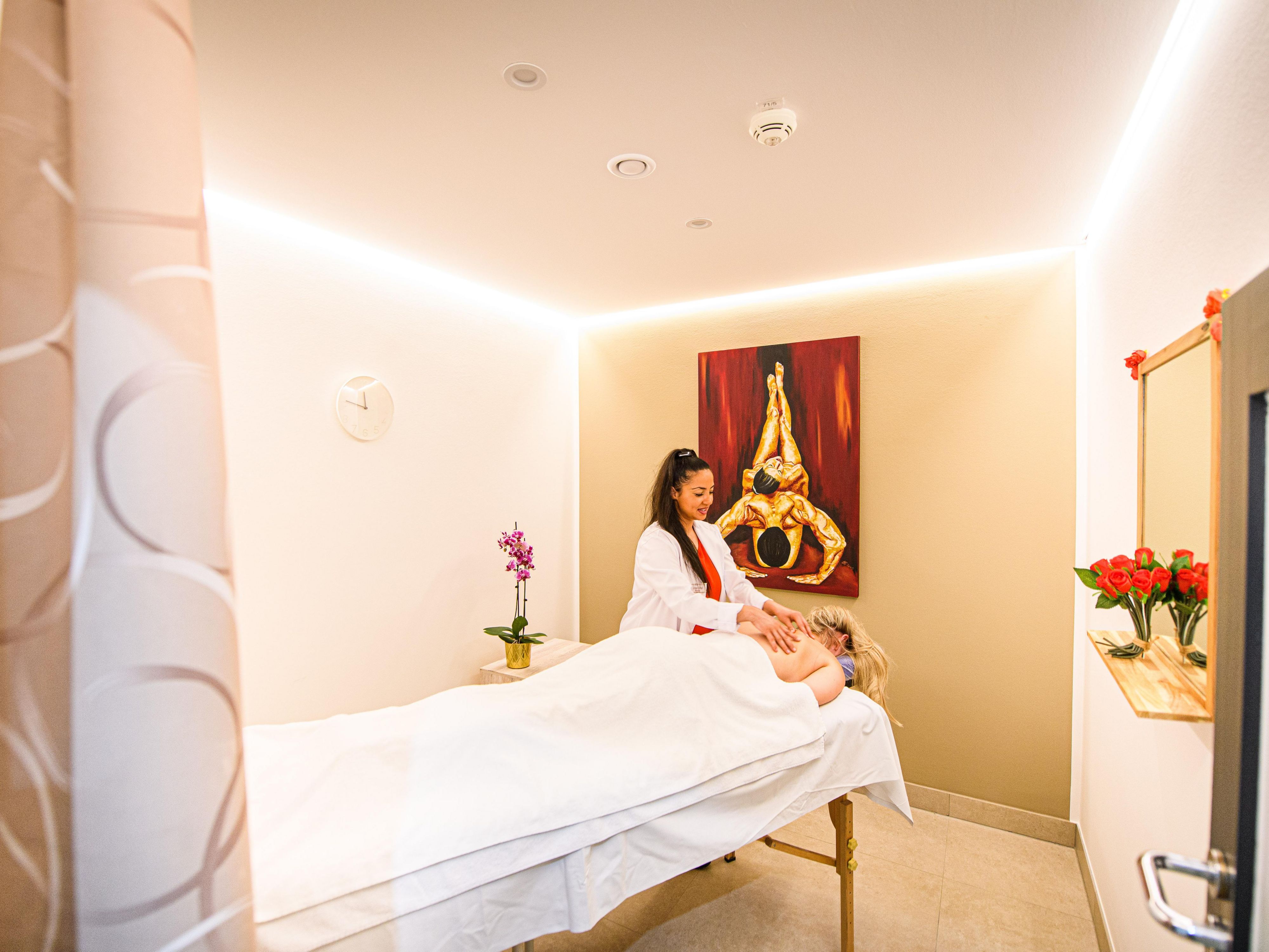 Treat yourself to our extensive massage and spa offer. Be it relaxing massages, carried out by external, certified specialists or exotic fish or snail spa. We make sure that you get to enjoy the complete relaxation programme to your heart's content! You can book your appointment via the website below.