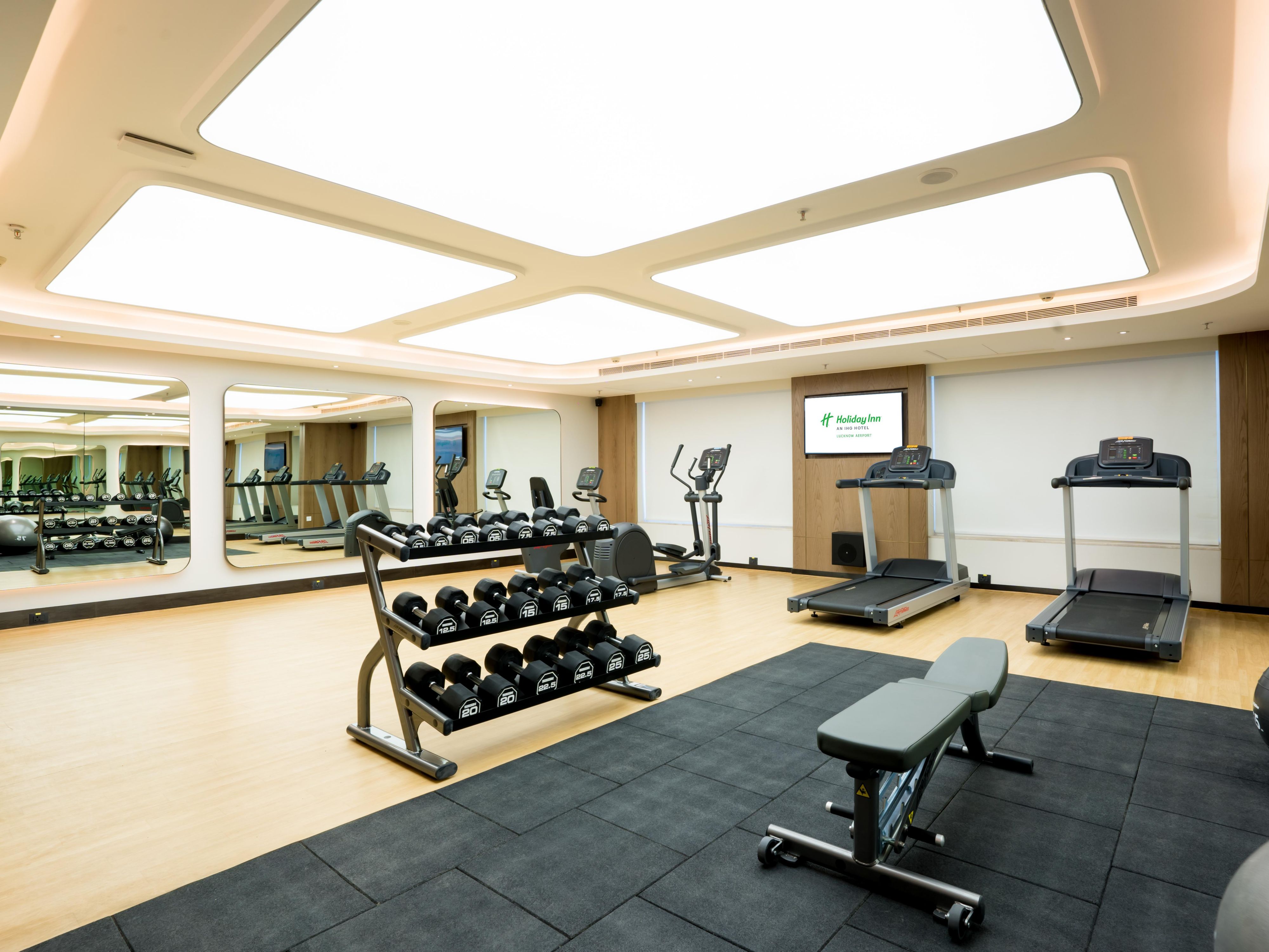 The fitness center has distinctive and cutting-edge lifestyle services that are accessible around-the-clock. Services for the Lawnside pool are available. Summer hours are from 0600-2000.
Winter hours: 0700–1800