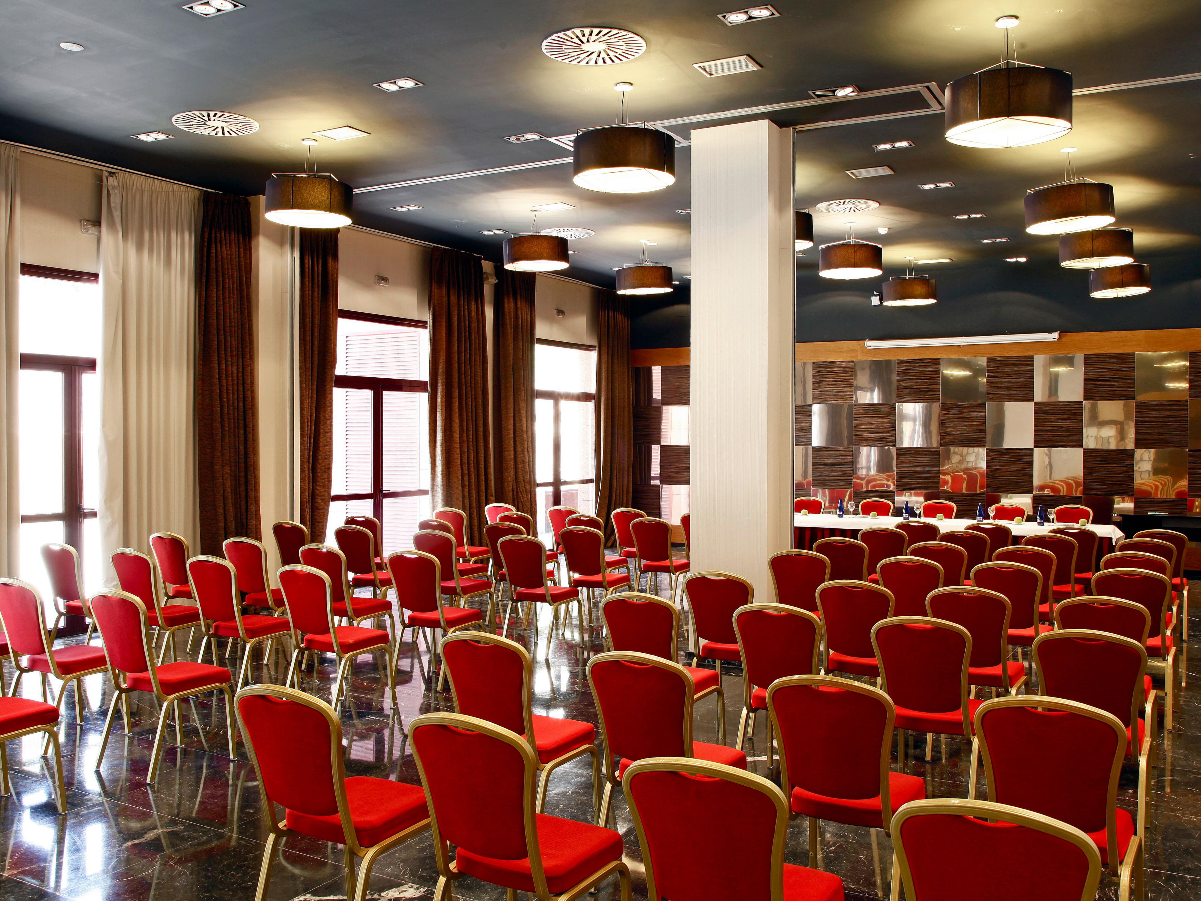 Host your next meeting in bright, spacious rooms with natural light, high ceilings, and direct access to our garden patio. With full AV support, flexible layouts, and curated catering, voco Madrid Las Tablas offers a stylish setting for productive and memorable events.