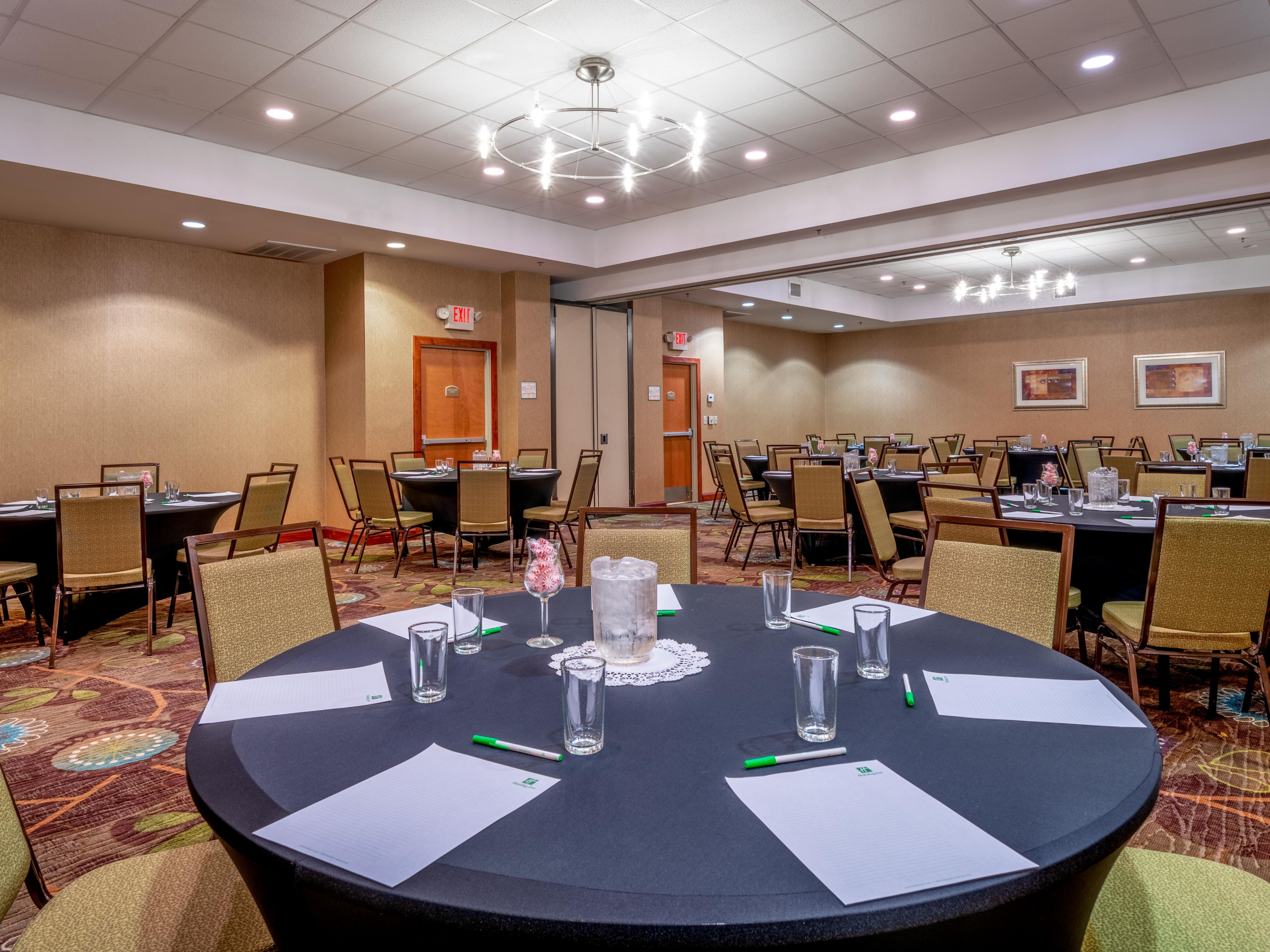 With 1700 square feet of flexible meeting space, featuring stylish decor and dynamic set-ups, our venue is ideal for meetings, banquets, and corporate events up to any size. Let our team of experienced meeting planners and creative culinary artists plan every detail for you, from coffee service to audio-visual equipment set-up.