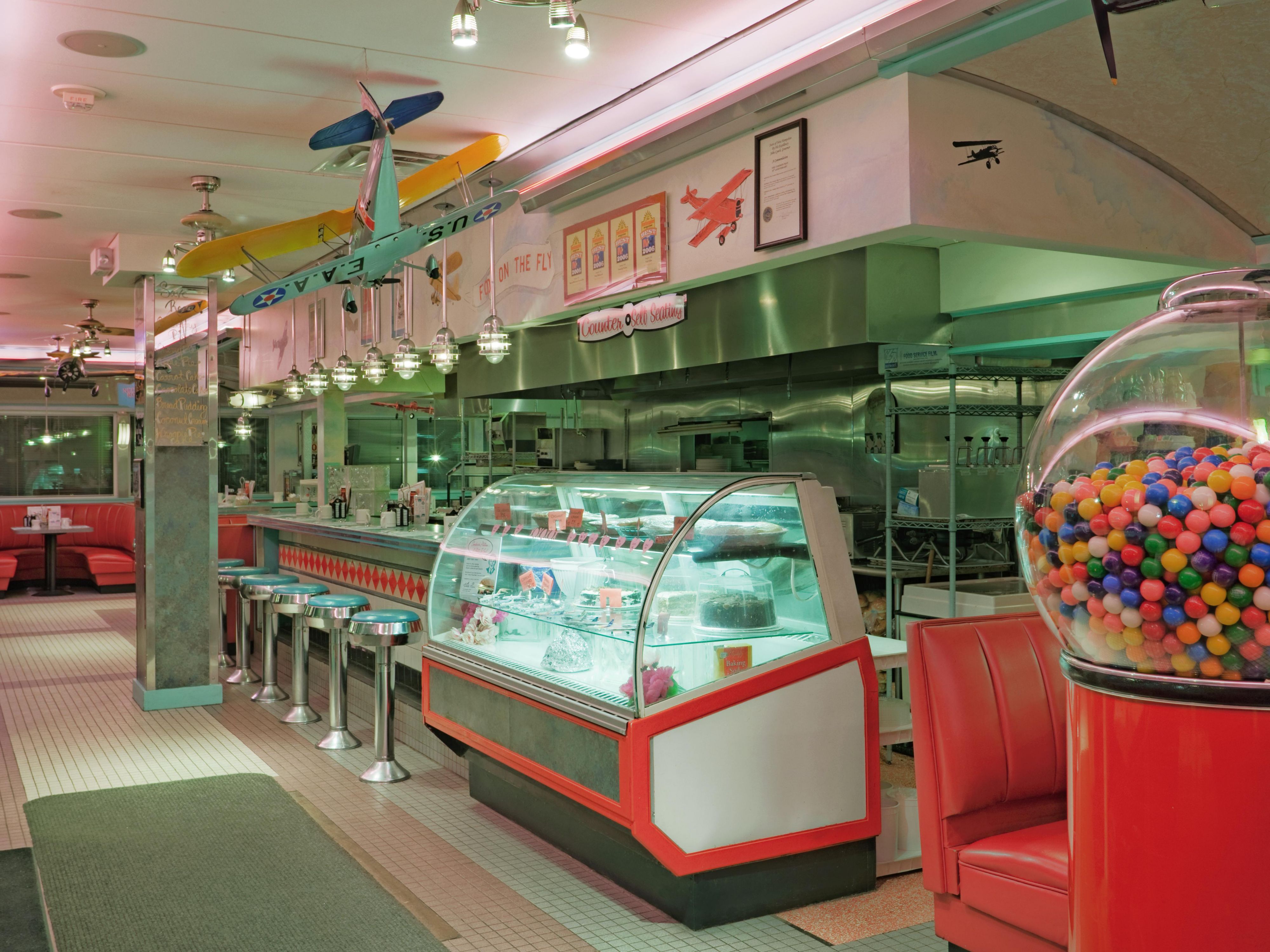 Holiday Inn features The Common Man's Airport Diner, where kids always eat free! Up to four kids of our hotel guests ages 12 and under eat for free in our onsite restaurant. Saving money and adding that extra convenience.