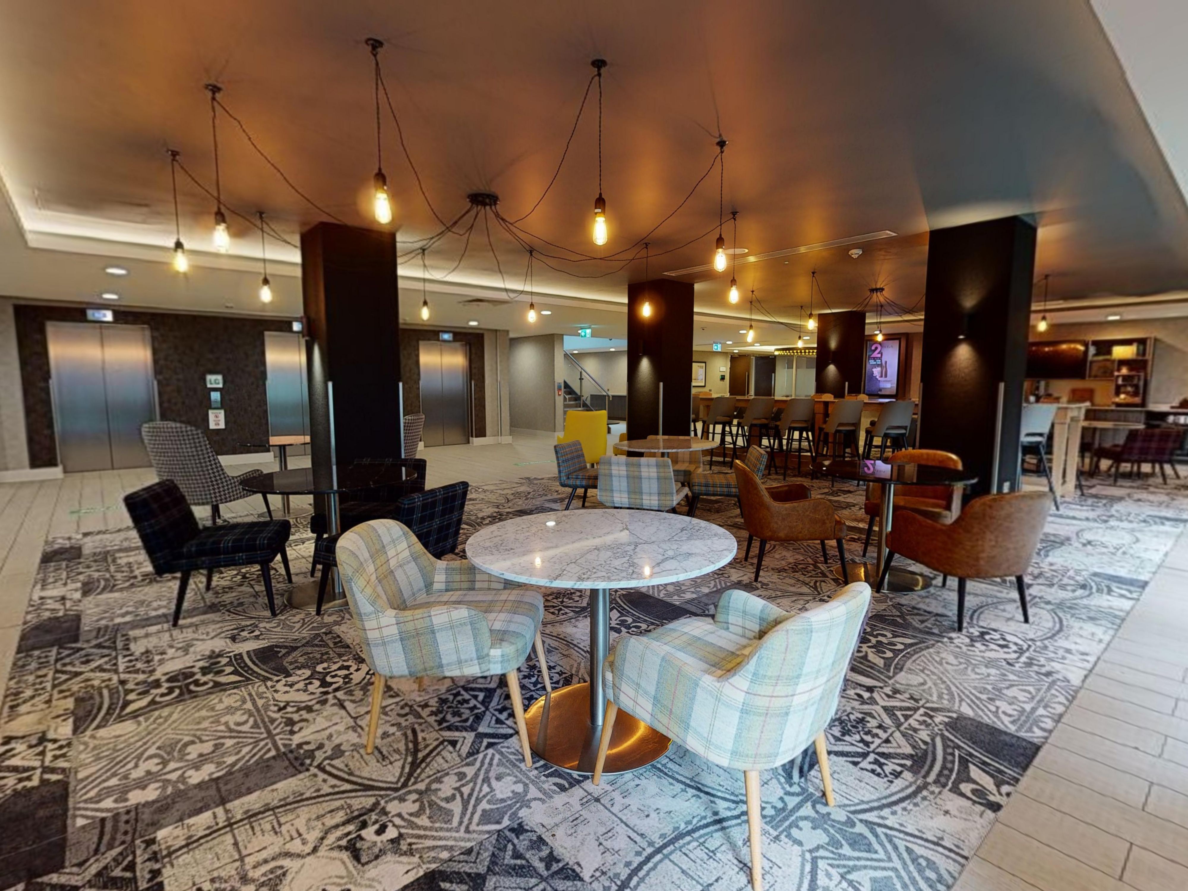 Ikuti tur virtual hotel; nikmati pemandangan panorama area publik, kamar tidur, dan ruang acara yang mengesankan secara detail sebelum kunjungan Anda. 