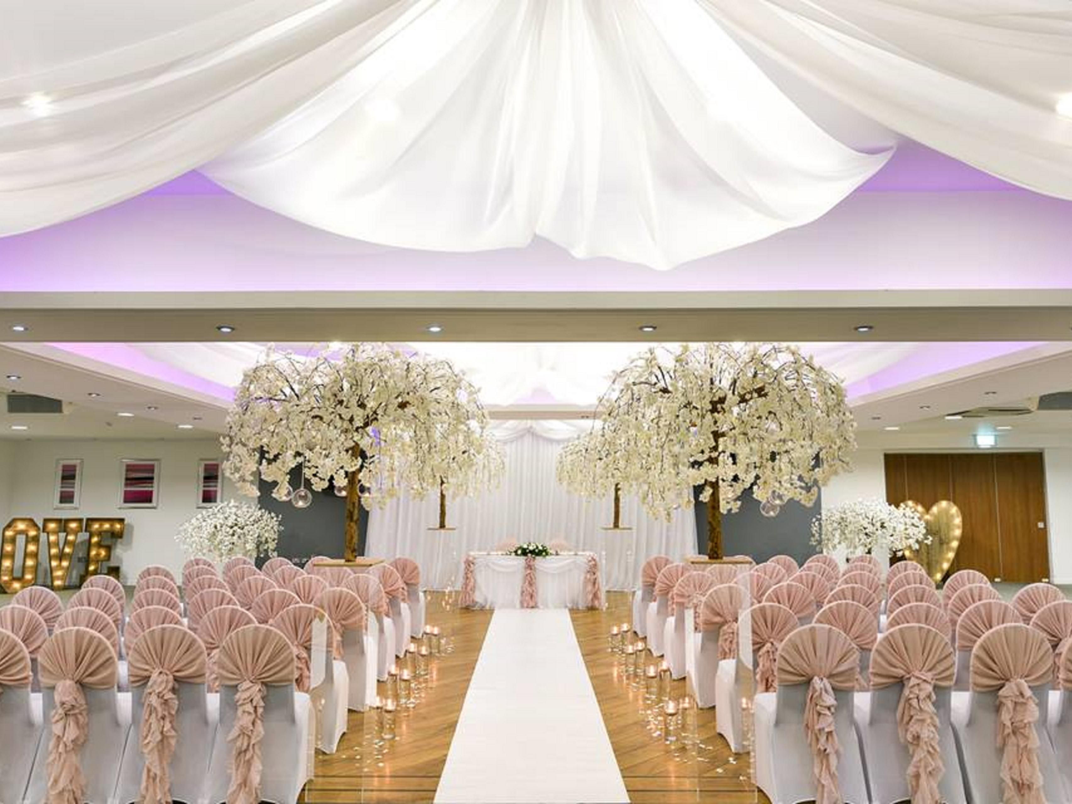 Situated at Holiday Inn Manchester Oldham, Smokies Park function suites offer an award winning facility with everything you need to make your wedding dreams come true! 
