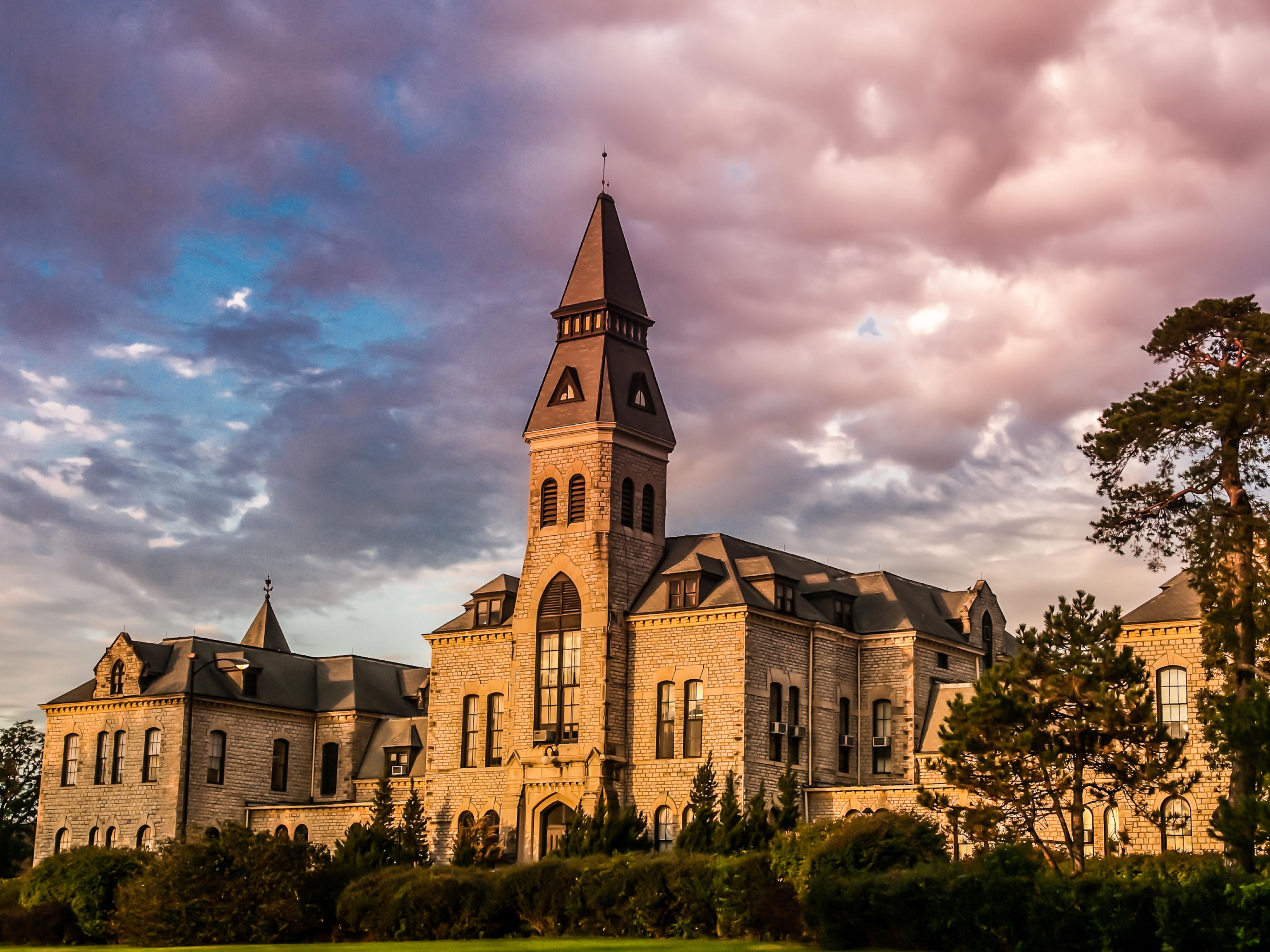 Come stay at the Holiday Inn At The Manhattan Campus located on the Campus of Kansas State University! If you don't want to drive while you are coming for a game or to visit campus, our hotel is within walking distance of both the University and Aggieville.