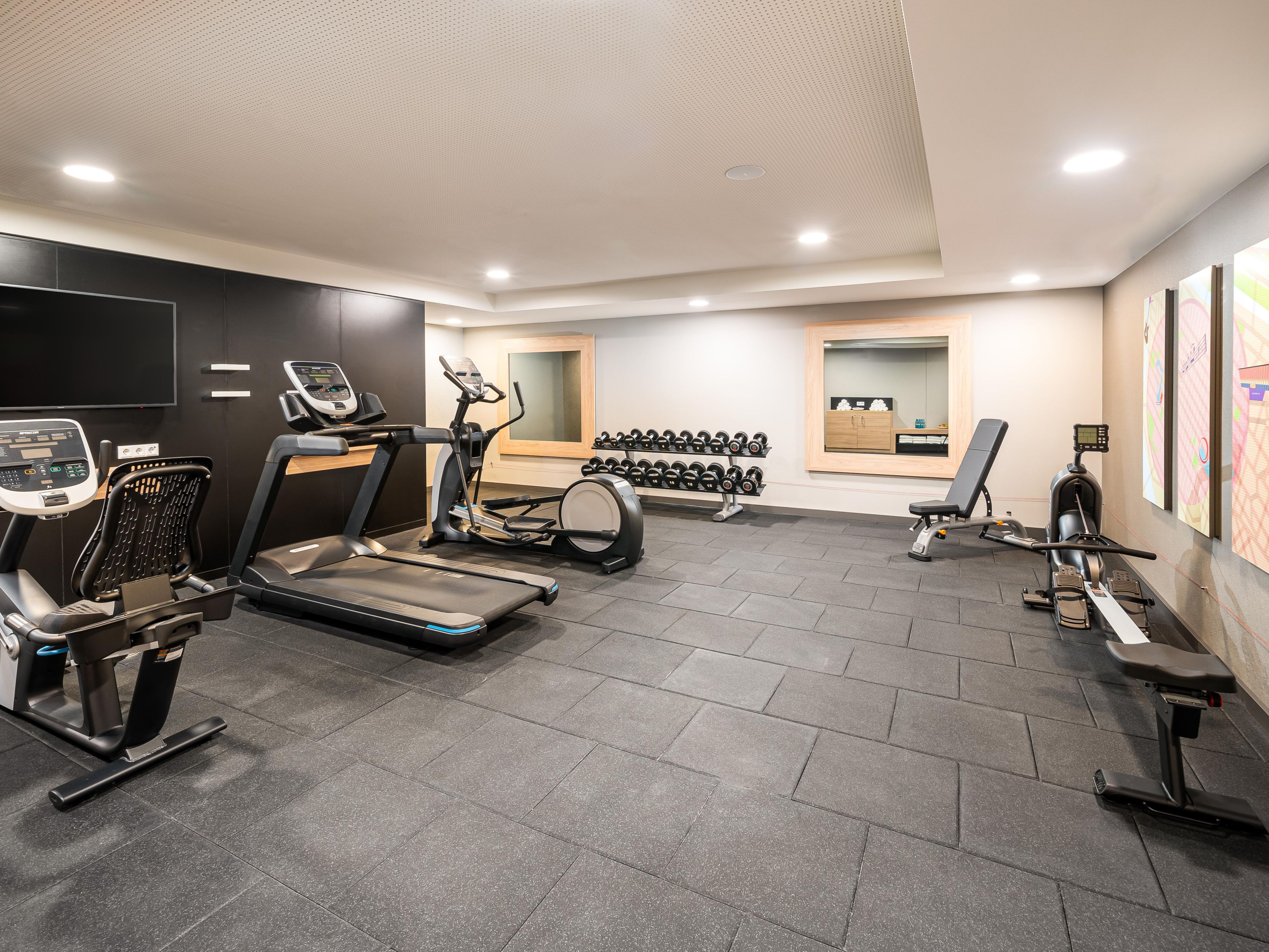 Of course, sport shouldn't be neglected on a business trip or vacation. Our fitness center is available 24/7 free of charge and is equipped with a treadmill, cross trainer, rowing bench and Precor weights. Towels and water are of course on site.