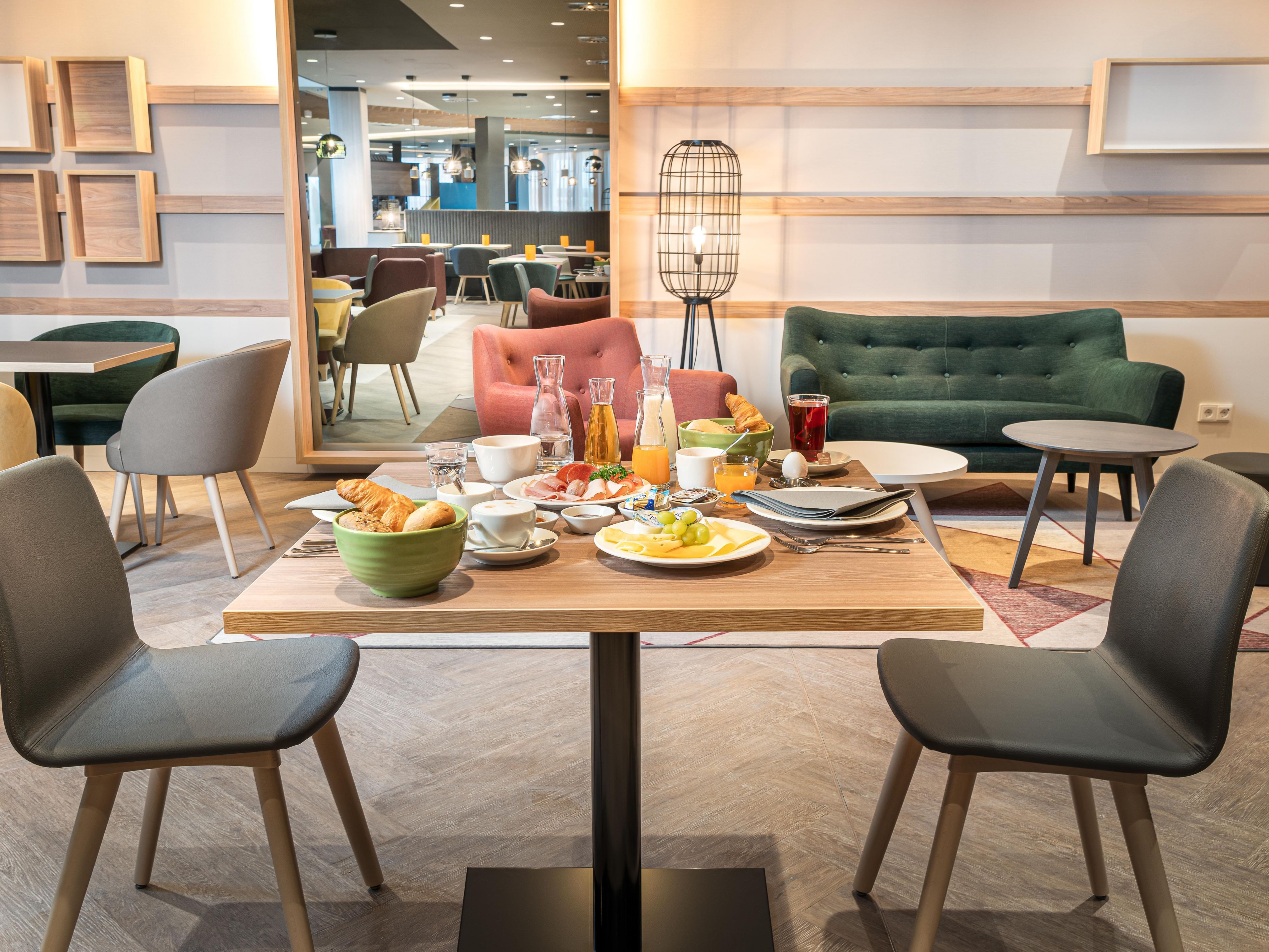 Spoilt for choice. Hearty, sweet, vegetarian and vegan dishes give you a great start to your day. And there's delicious coffee to really get you going. You can enjoy your breakfast in our modern and spacious lobby.