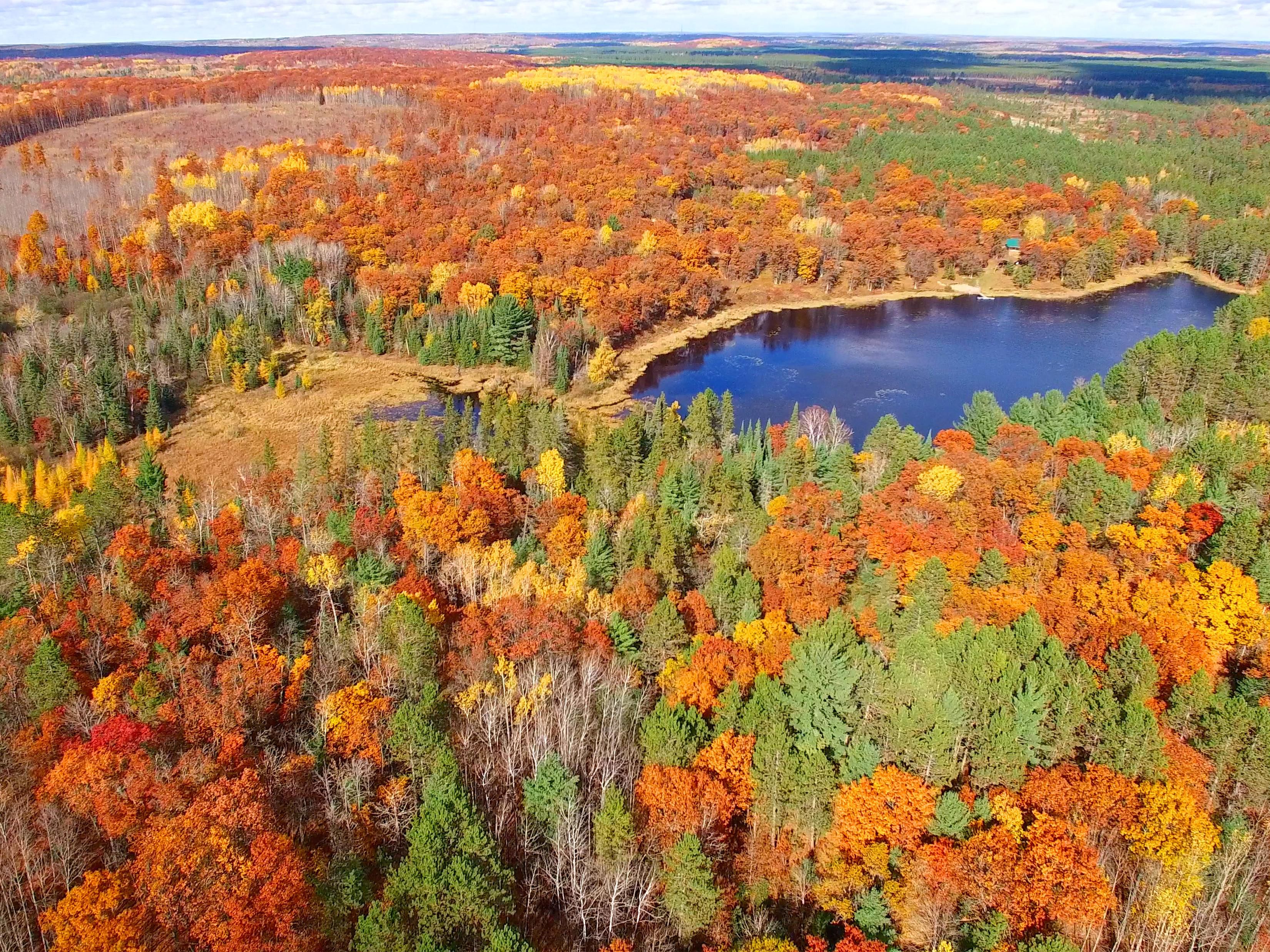 Experience the enchanting fall foliage of the Upper Peninsula. Nature enthusiasts will be captivated by the scenic beauty of nearby Presque Isle Park. Our hotel is conveniently located near an array of hiking trails, where you can immerse yourself in the vibrant hues of autumn.