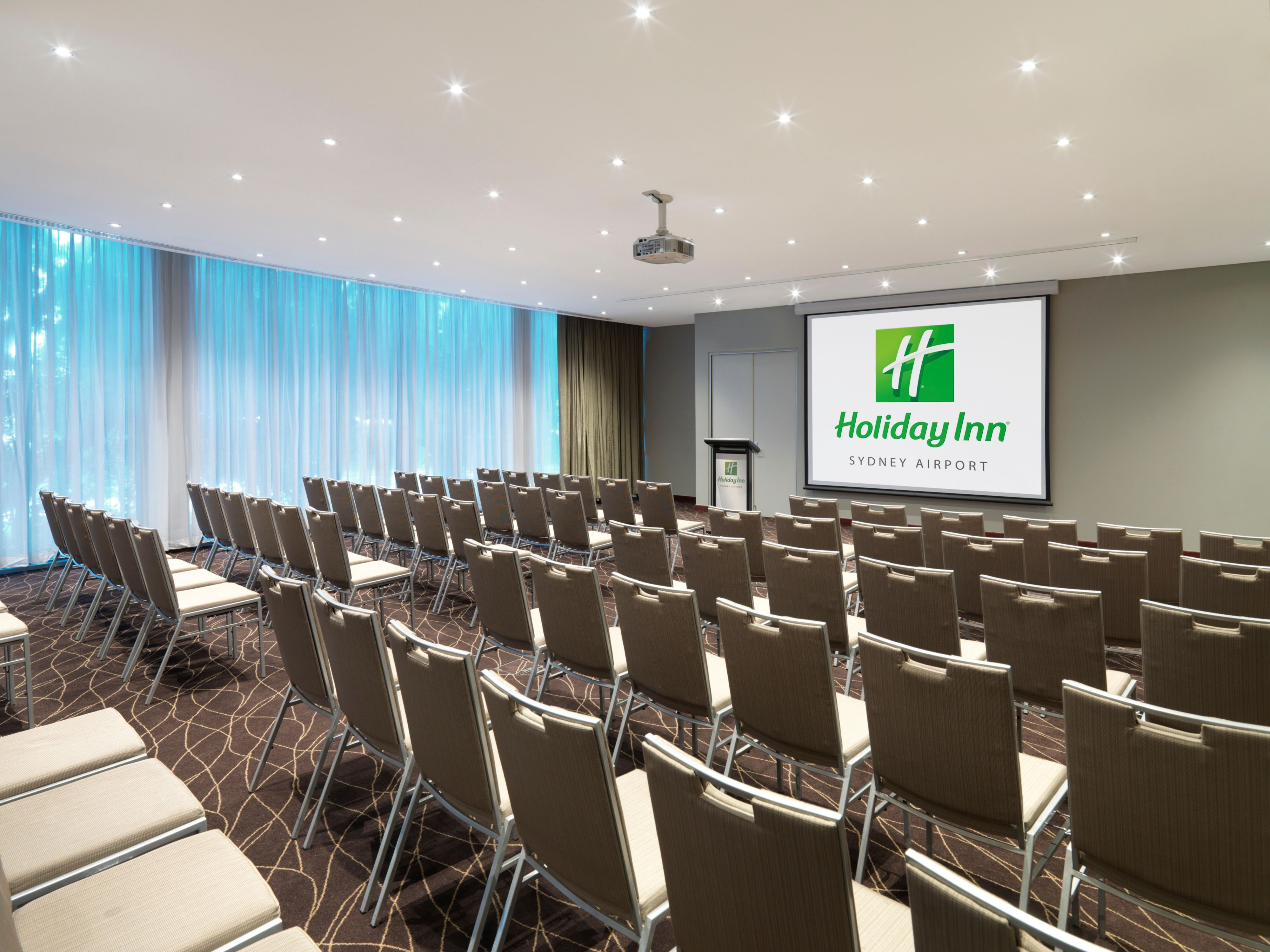 Halten Sie Ihr nächstes Meeting oder Ihre nächste Veranstaltung im Holiday Inn Sydney Airport ab und nutzen Sie unsere säulenfreien Räume und das natürliche Sonnenlicht. Da unser Hotel 400 Meter vom Bahnhof entfernt ist, ist es einfach, unser Hotel zu erreichen. Wir sind der Spezialist für kleine Tagungen und können 6 bis 90 Personen empfangen. 