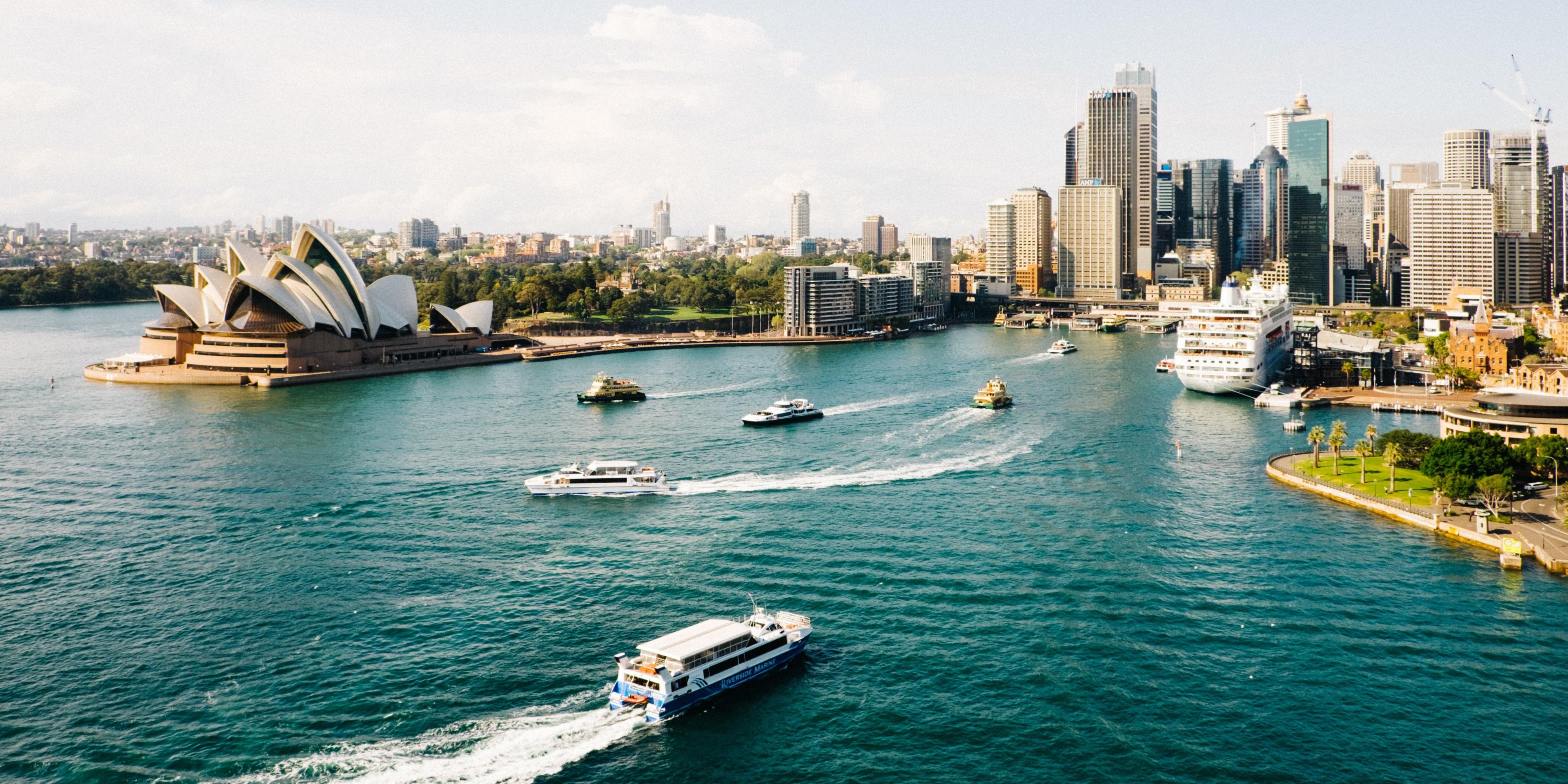 Hop on a train from Mascot Station and reach Central Station for CBD access, including shopping and entertainment in only 10 minutes. Depart at Circular Quay to visit iconic Australian sites such as the Sydney Opera House, Sydney Harbour Bridge and the Botanic Gardens. 