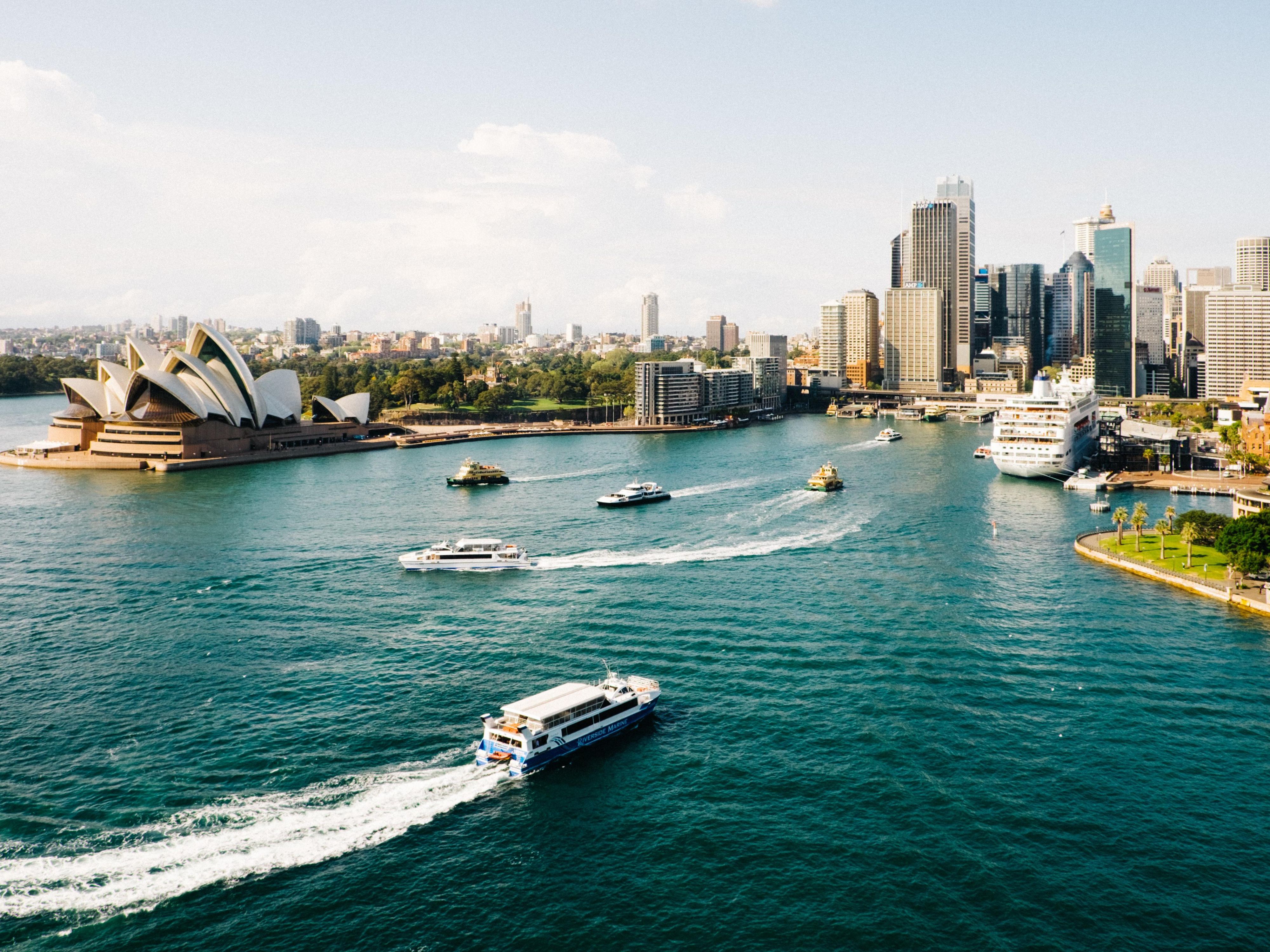 Hop on a train from Mascot Station and reach Central Station for CBD access, including shopping and entertainment in only 7 minutes. Depart at Circular Quay to visit iconic Australian sites such as the Sydney Opera House, Sydney Harbour Bridge and the Botanic Gardens. 