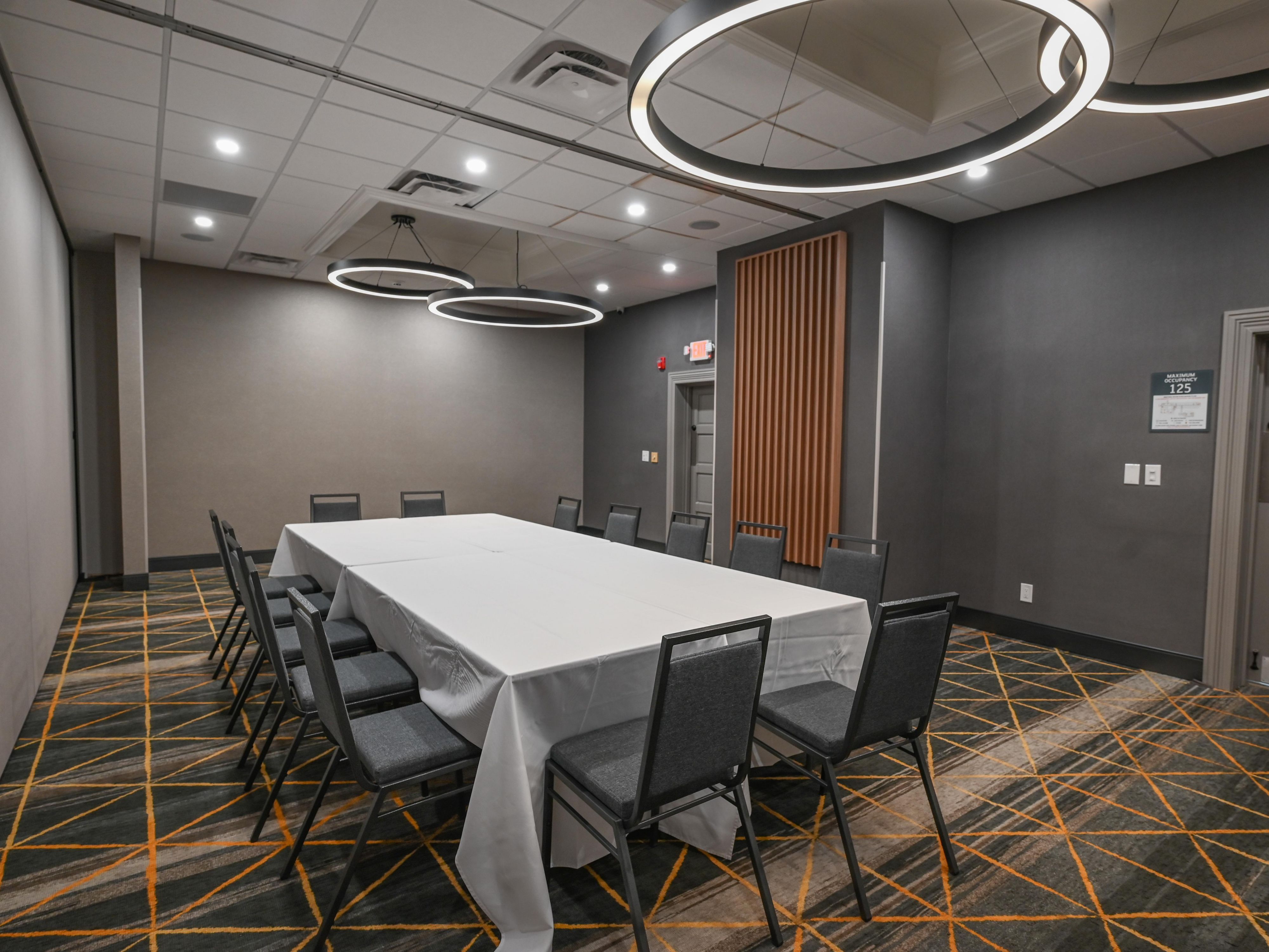 Host your Cleveland event at our hotel. With four meeting rooms and 3,000 sq ft of flexible space, we cater to gatherings of any size. Our dedicated event specialist and on-site catering by Alfredo's ensures seamless success. Whether it's a business meeting, bridal shower, rehearsal dinner, or reunion, our staff will bring your vision to life.