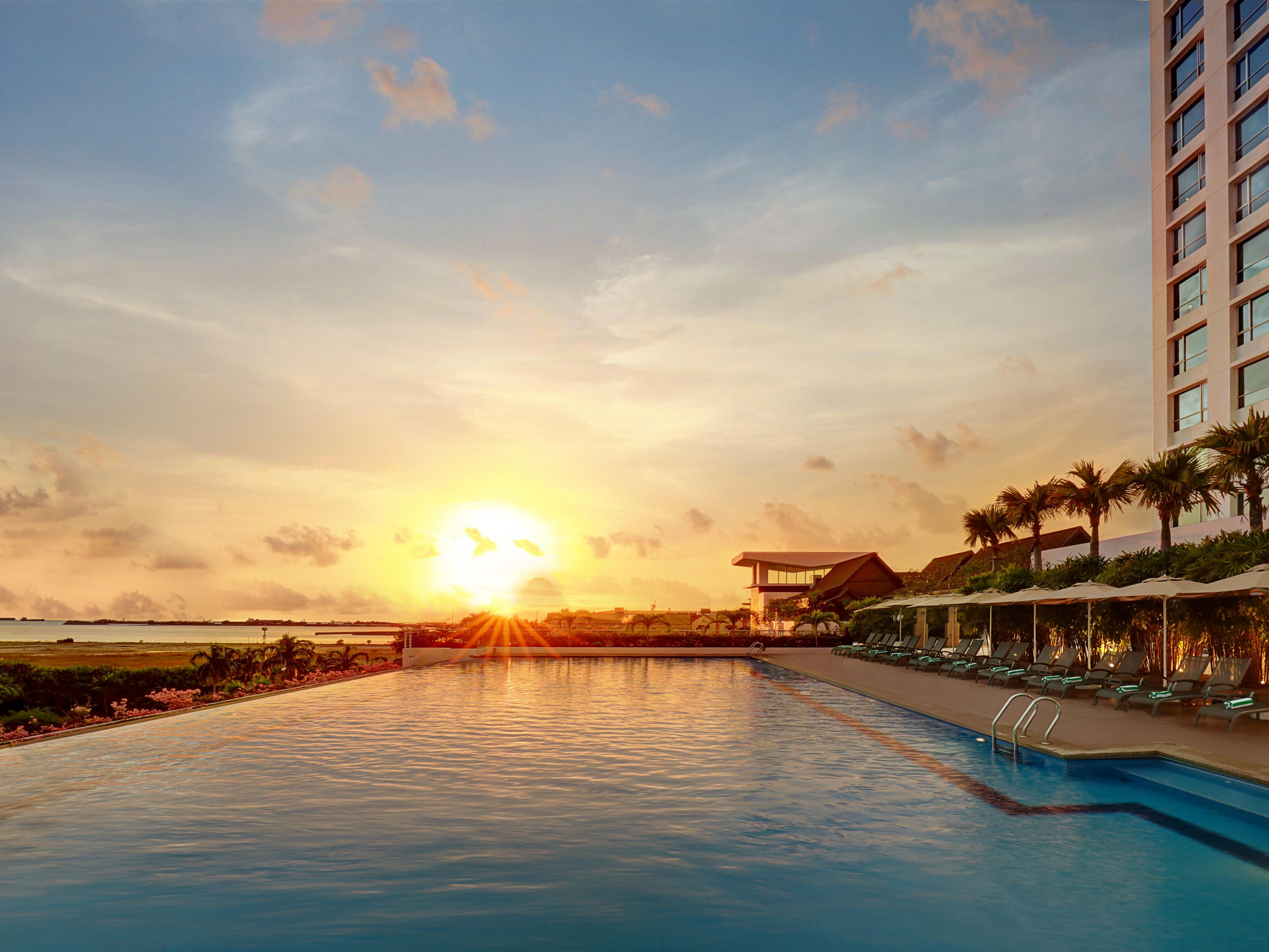 Our spectacular infinity pool overlooks a scenic and panoramic view of the Straits of Melaka. The 5-feet deep pool is great for a revitalising morning swim and great for cooling late afternoon dips. 
Likewise, you can unwind by the pool after a long day or bask in the afternoon sun while children enjoy their own enclosed & shallow water pool area.