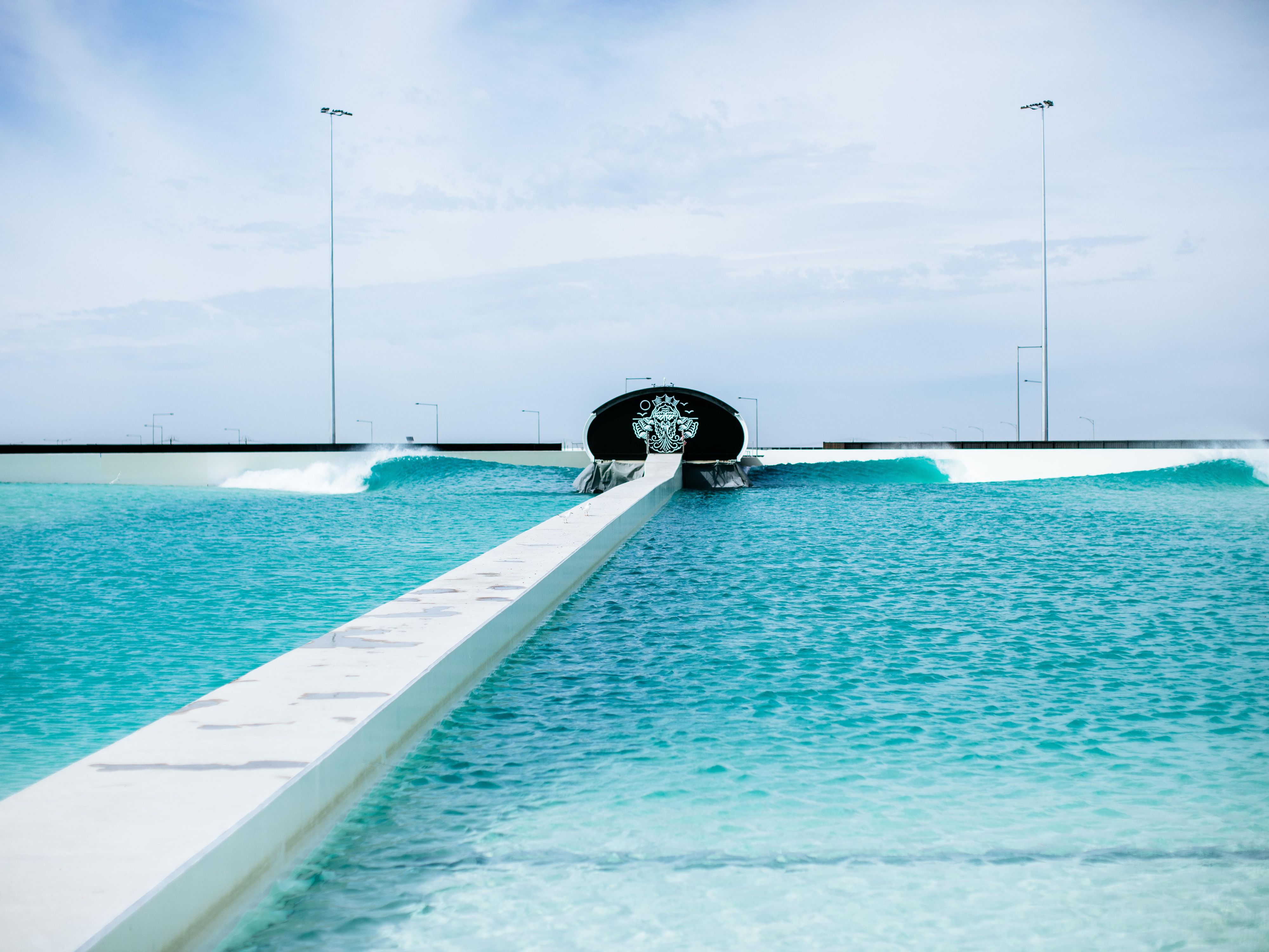 URBNSURF Melbourne es un parque de surf de alta energía que ofrece olas perfectas para surfistas de todos los niveles. Con tecnología de vanguardia para crear una variedad de olas, es el mejor lugar para surfear, relajarse y pasar el rato, con espacios privados disponibles para alquilar, el restaurante Three Blue Ducks y la tienda de surf Lagoon Supply Co. 