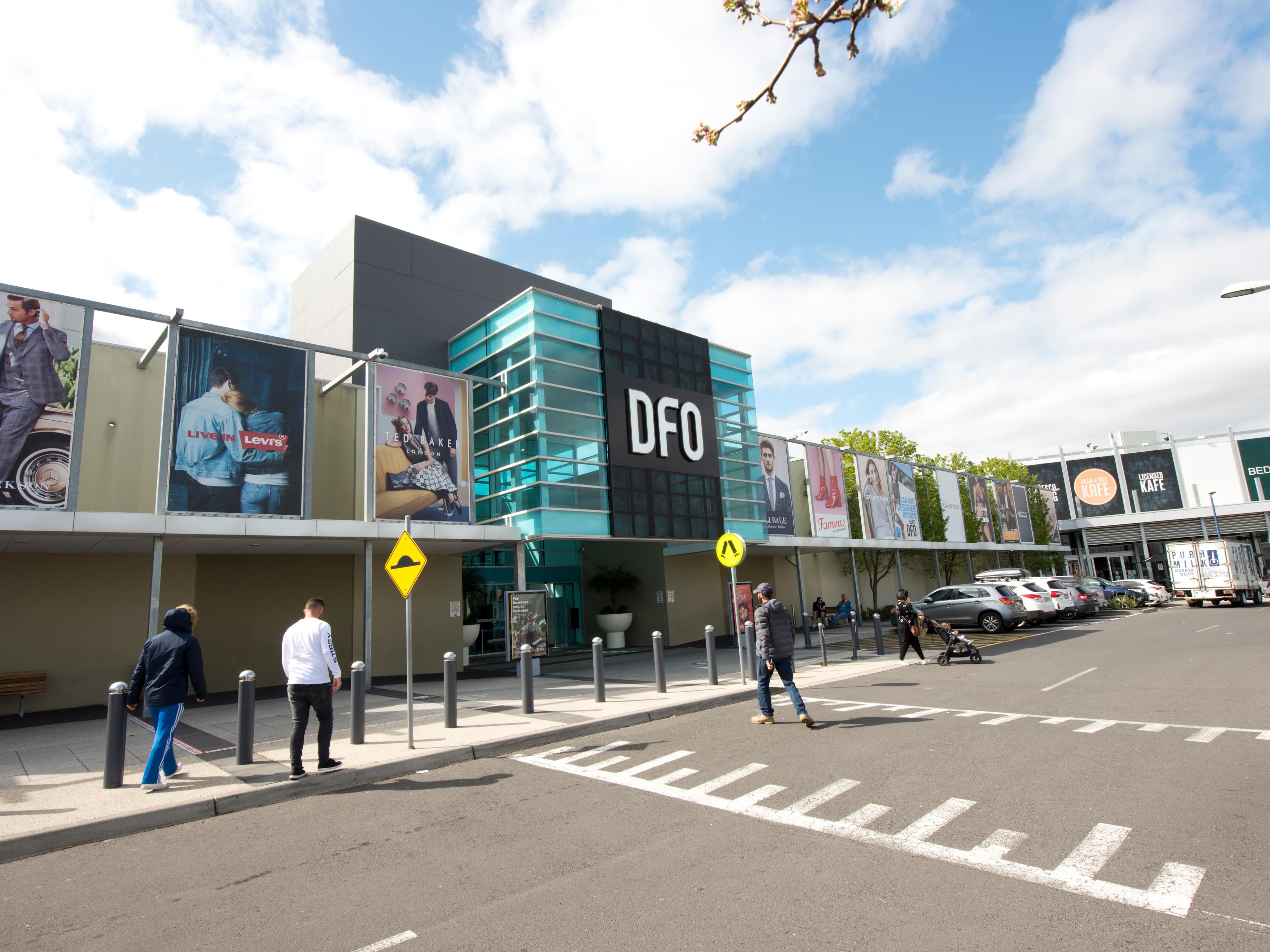 DFO Essendon tiene más de 100 tiendas con hasta un 70% de descuento, todo bajo un mismo techo.