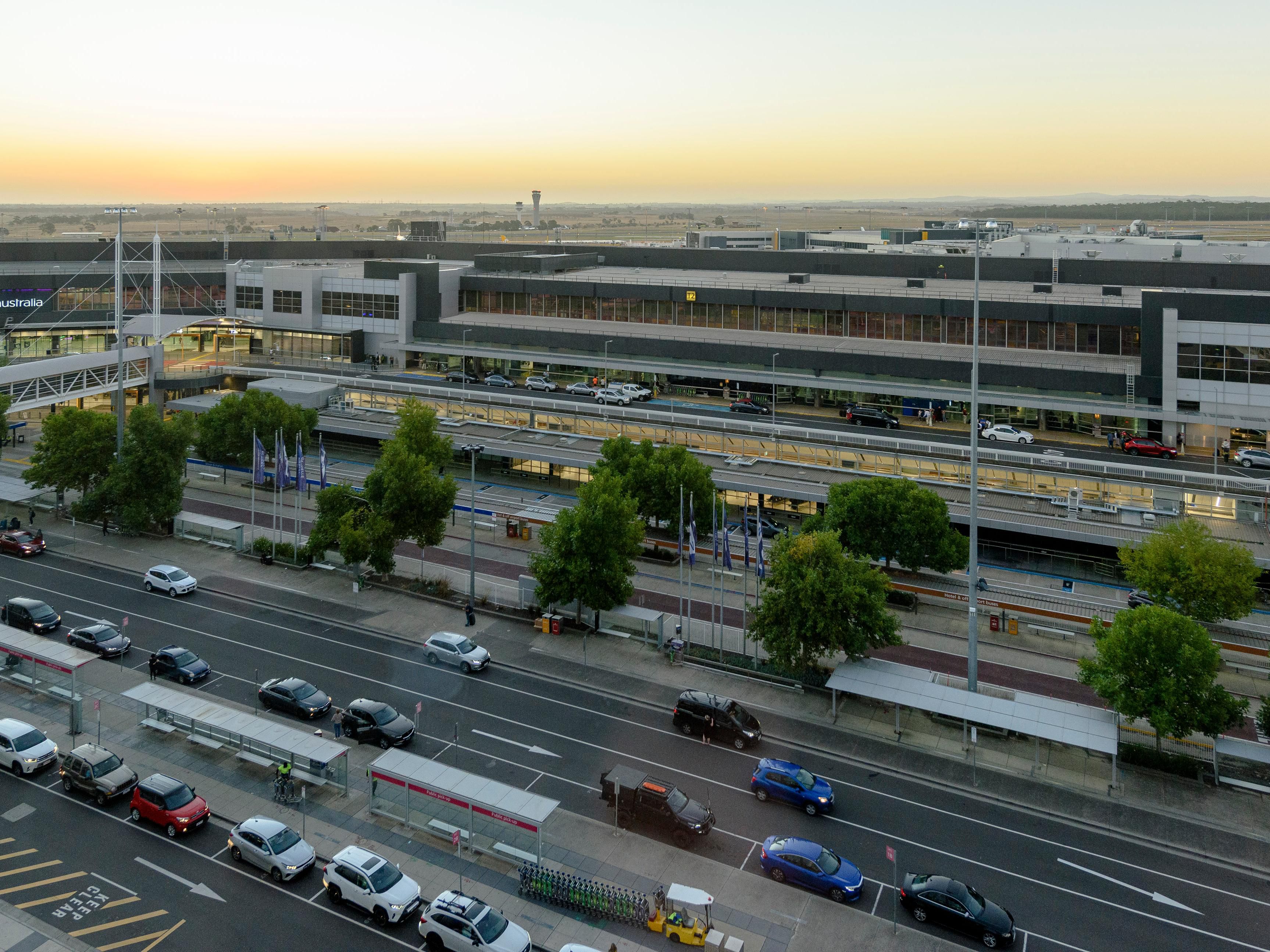 Holiday Inn Melbourne Airport is conveniently located. We are just minutes from Melbourne’s domestic and international airport at Tullamarine. We are a popular Melbourne airport hotel offering quiet accommodation for the most relaxing and restful stay. 