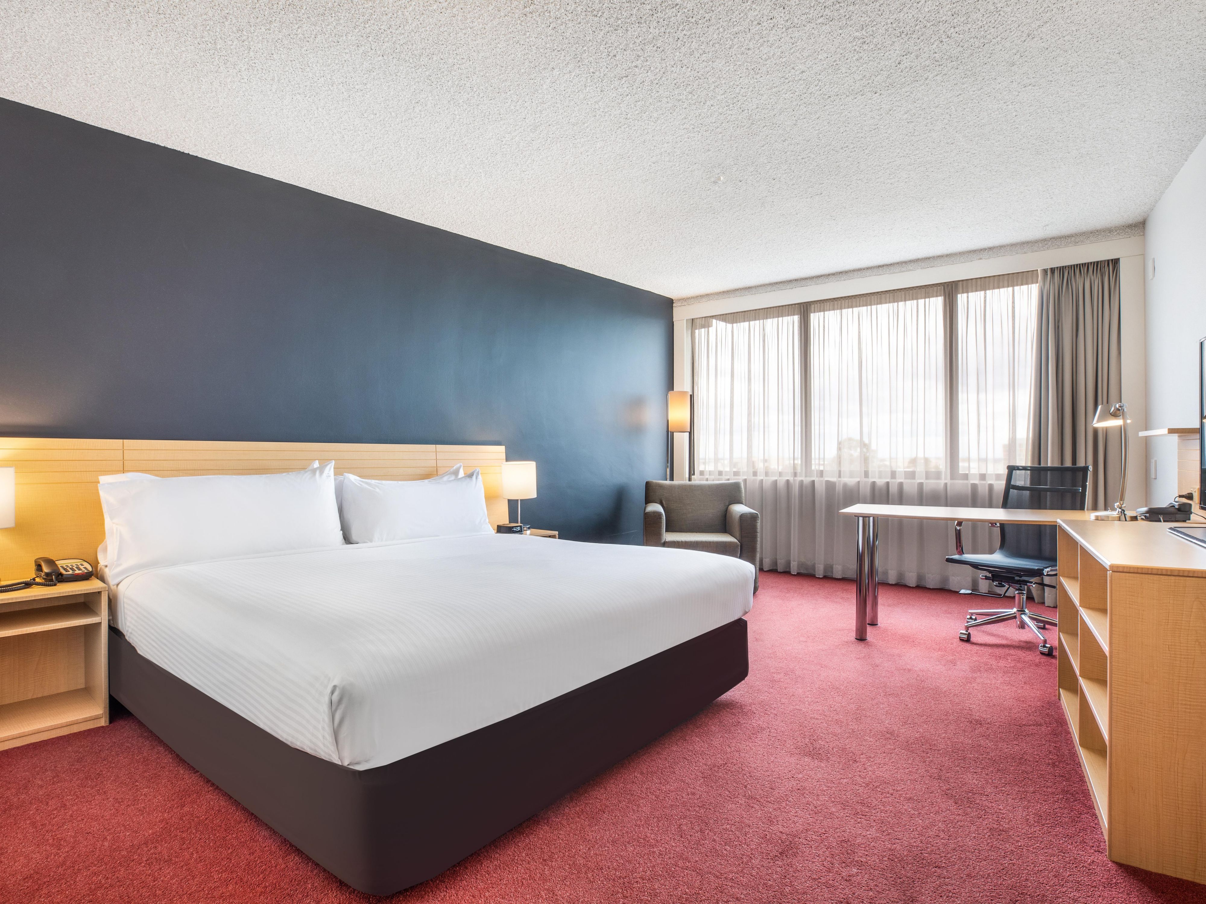 Habitación con cama extragrande en el Holiday Inn Melbourne Airport