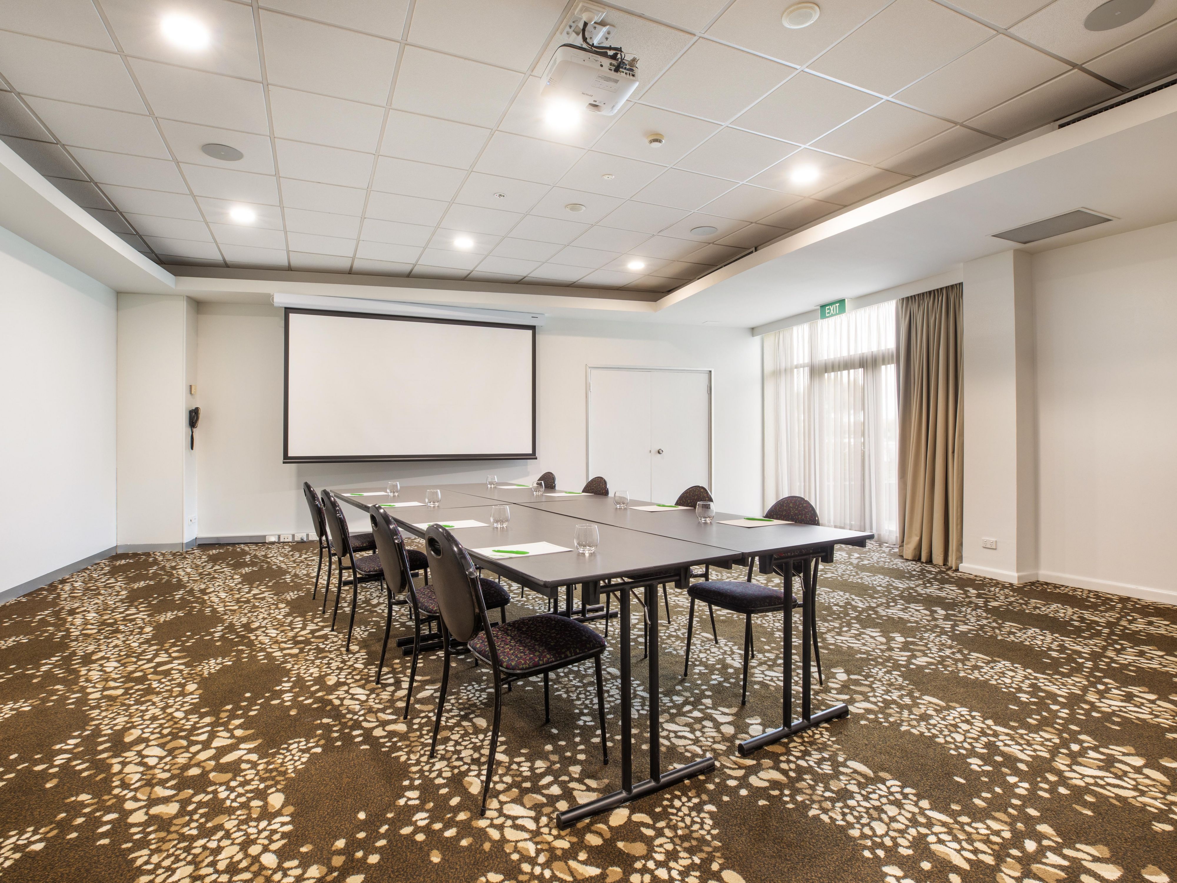 Enjoy plenty of natural light in our pillarless conference and events spaces