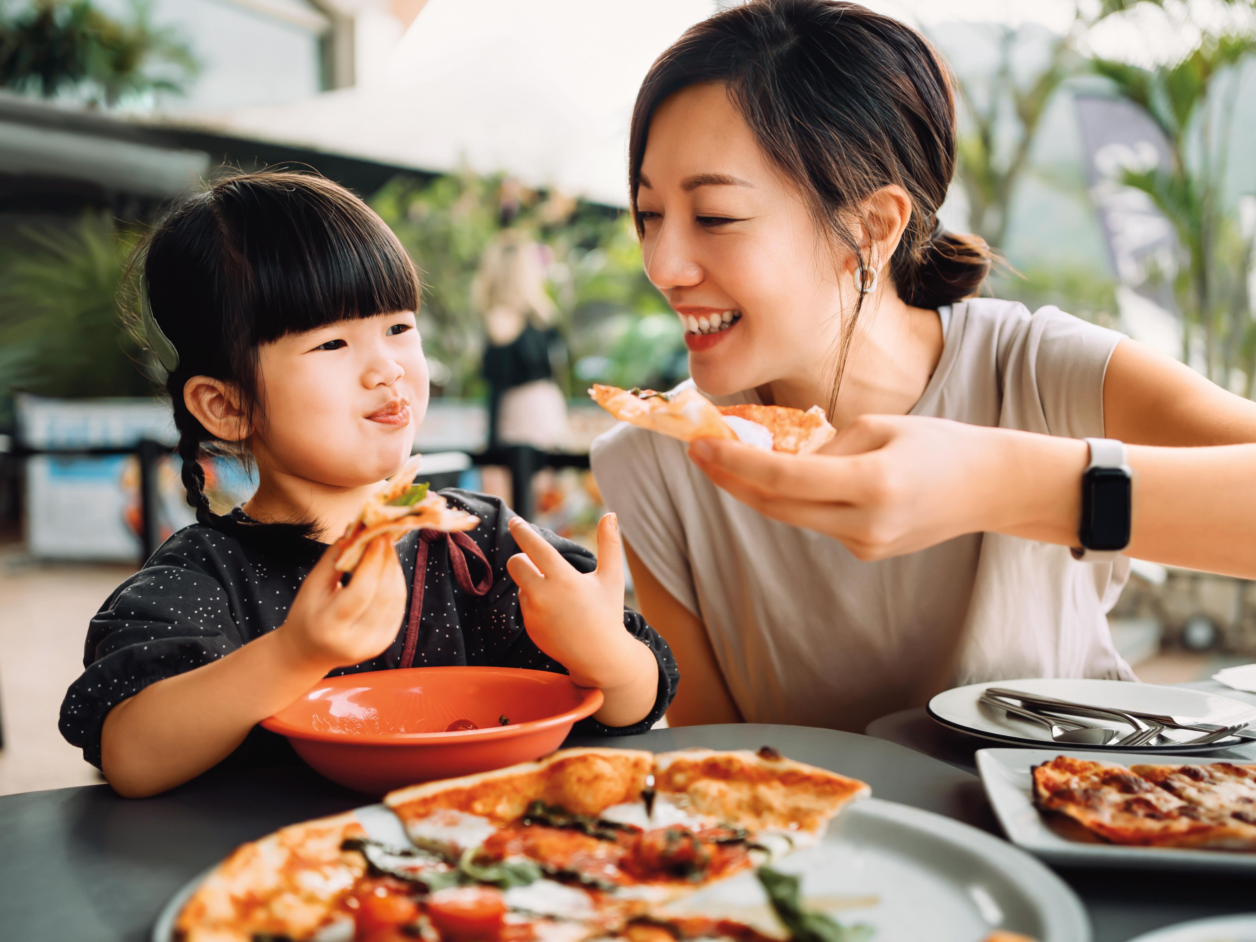 En Holiday Inn Melbourne Airport nuestra promesa de marca es que los niños se alojan y comen gratis durante todo el año.