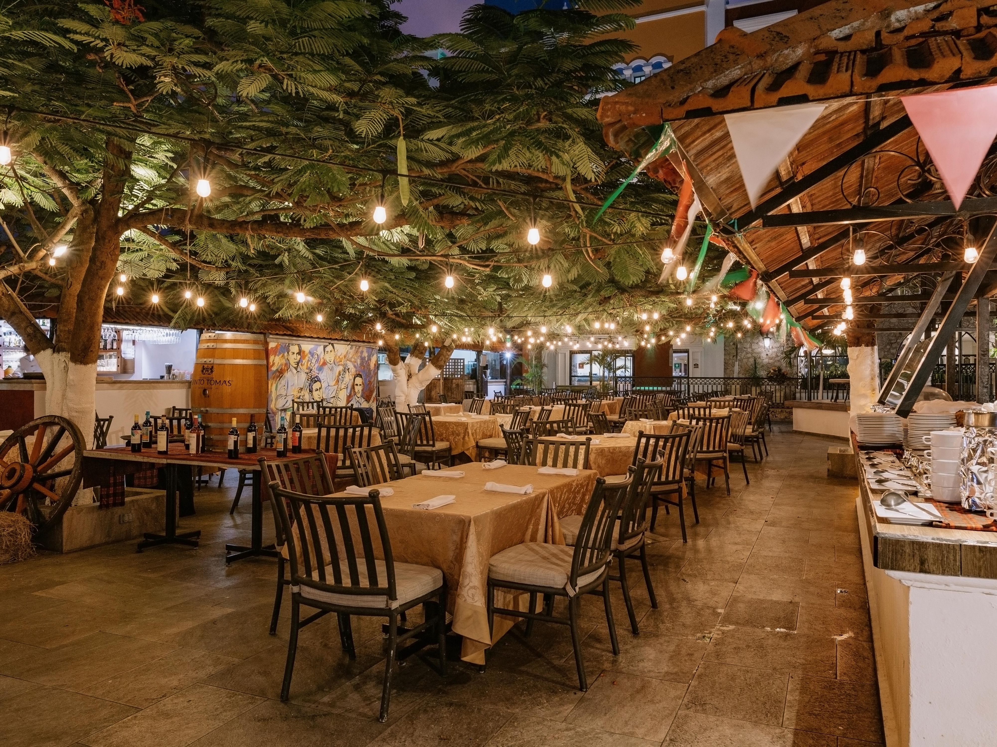 Holiday Inn Mérida cuenta con dos populares restaurantes que seguro deleitarán su paladar. Saboree un delicioso desayuno bufé y un almuerzo mientras disfruta de música en vivo en el restaurante La Veranda. O cene en el pintoresco restaurante al aire libre, el Restaurante La Arboleda. Lo mejor de todo es que los niños menores de 11 años comen gratis