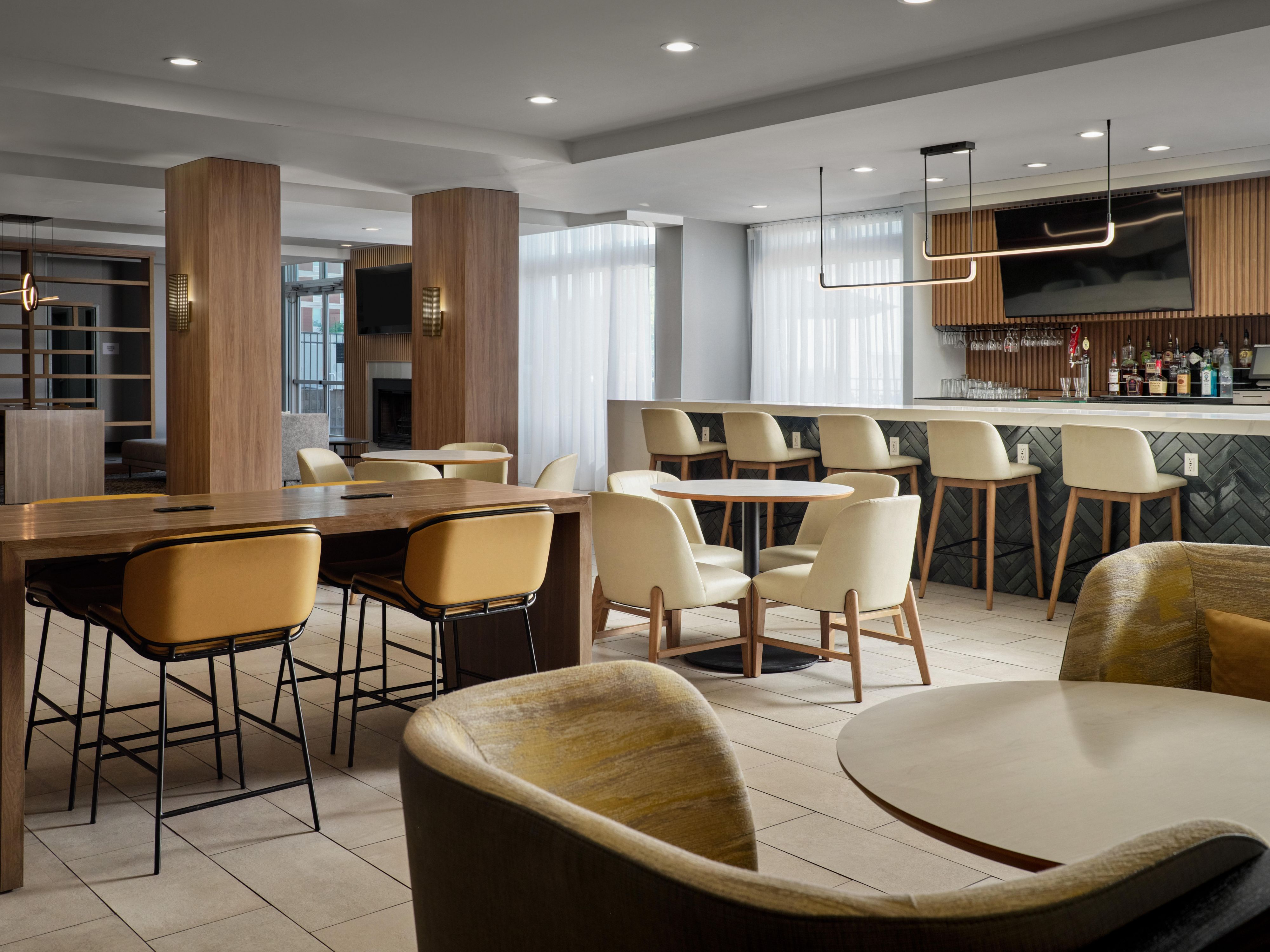 Guests can enjoy delicious dining options at our full-service restaurant, serving breakfast and dinner daily, along with a lively happy hour from 4–7 PM each evening. Whether you’re winding down after a long day or meeting colleagues for drinks, it’s the perfect place to relax and connect.