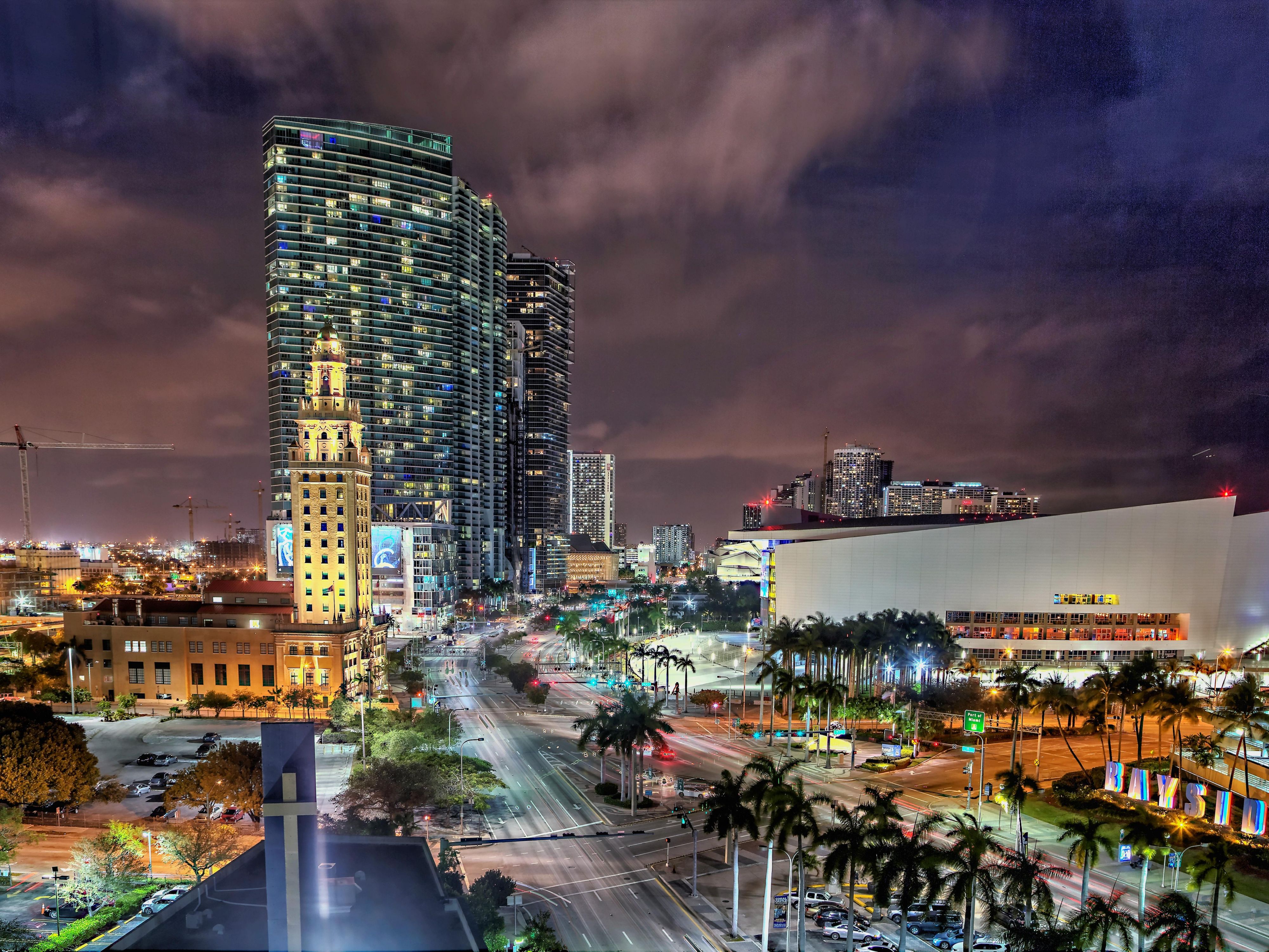 Stay at the nearest hotel to Bayside Market and Bayfront Park and be in the middle of all the live action happening for the biggest game of the year! Book today. 