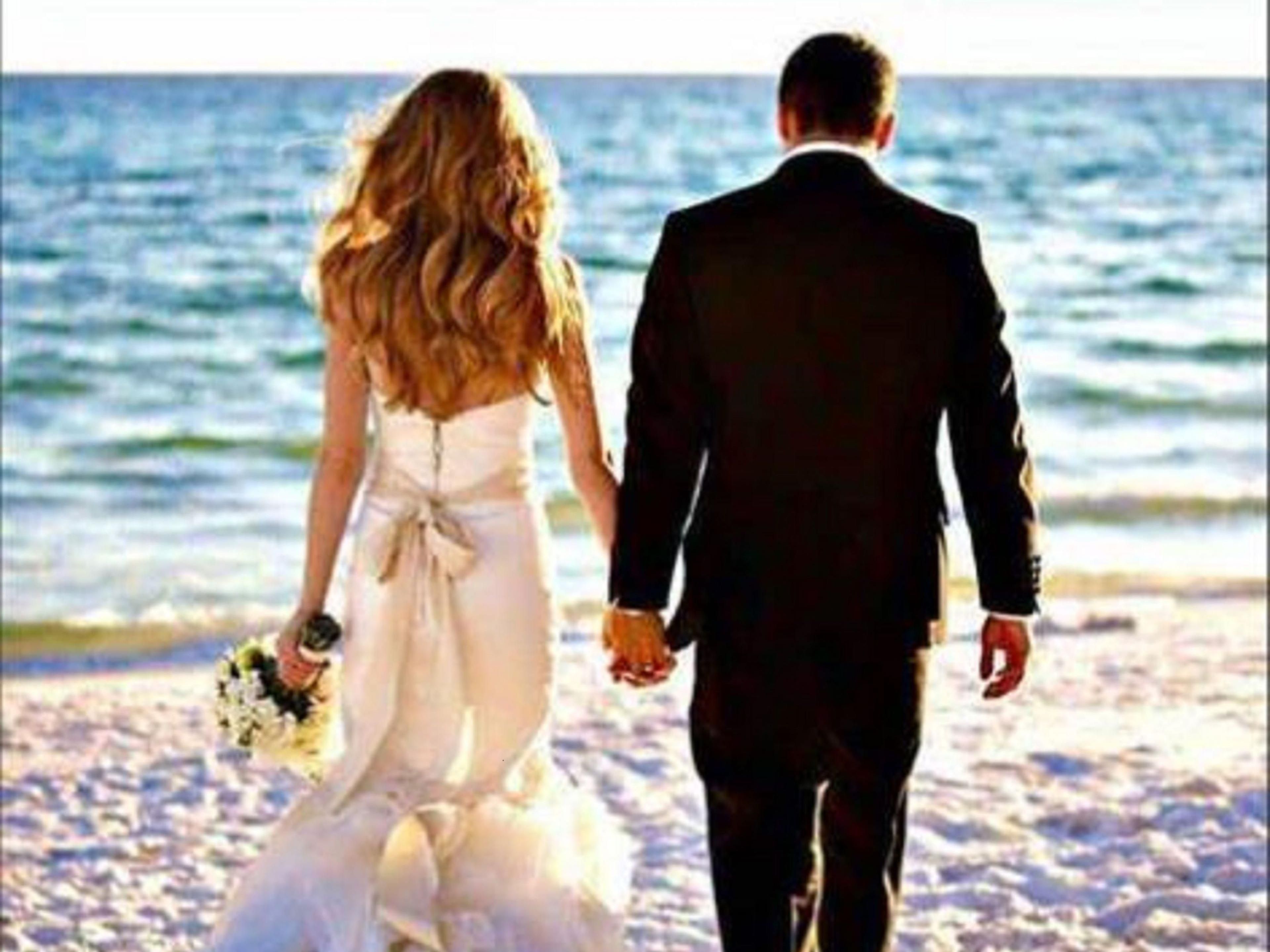 Nestled against the beautiful blue Atlantic Ocean and white sandy beaches, the Holiday Inn Miami Beach offers a gorgeous South Beach waterfront locale for saying your “I do’s.”  