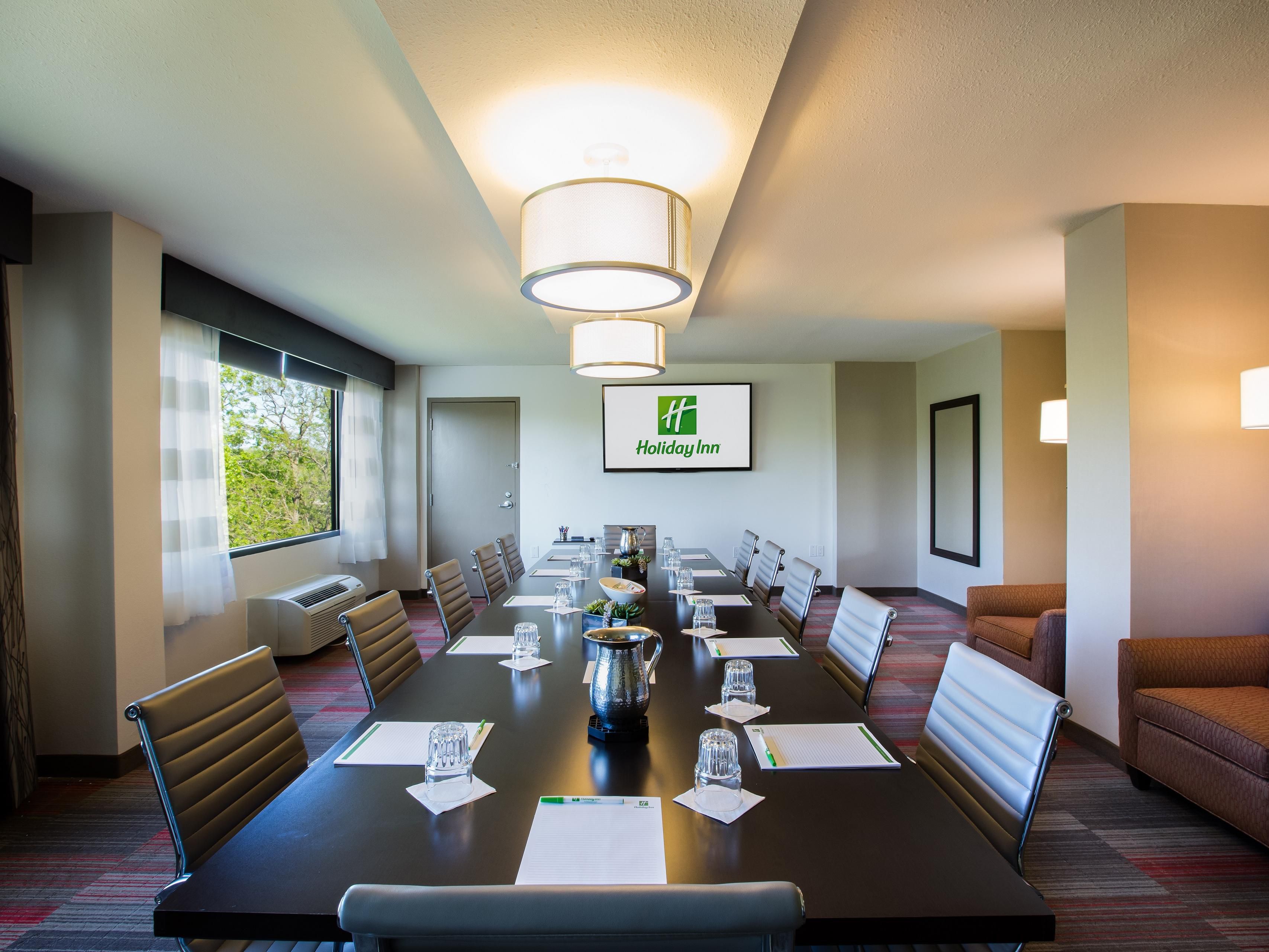 Ubicado a lo largo de las orillas del río Milwaukee, el Holiday Inn® Milwaukee Riverfront ofrece un amplio espacio de reuniones para todos sus eventos importantes. Nuestros profesionales experimentados planificarán todo, desde menús personalizados hasta reservas grupales. Deje que nuestro equipo le ayude con una solución innovadora.
