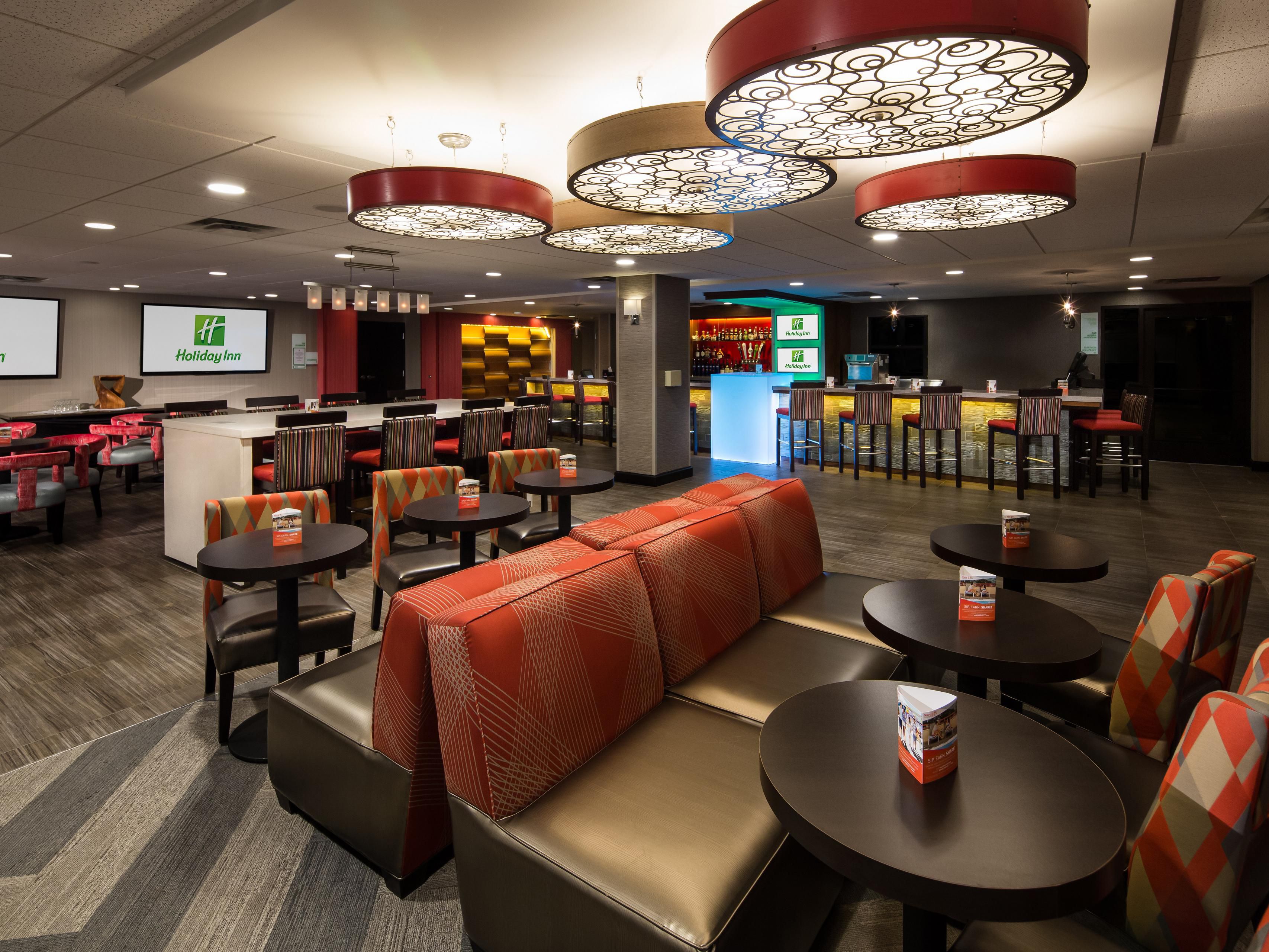Enjoy casual dining at our inviting Anchorage Lounge and Restaurant near Downtown Milwaukee. Our a-la-carte menu features mouthwatering American cuisine and local favorites for breakfast and dinner.