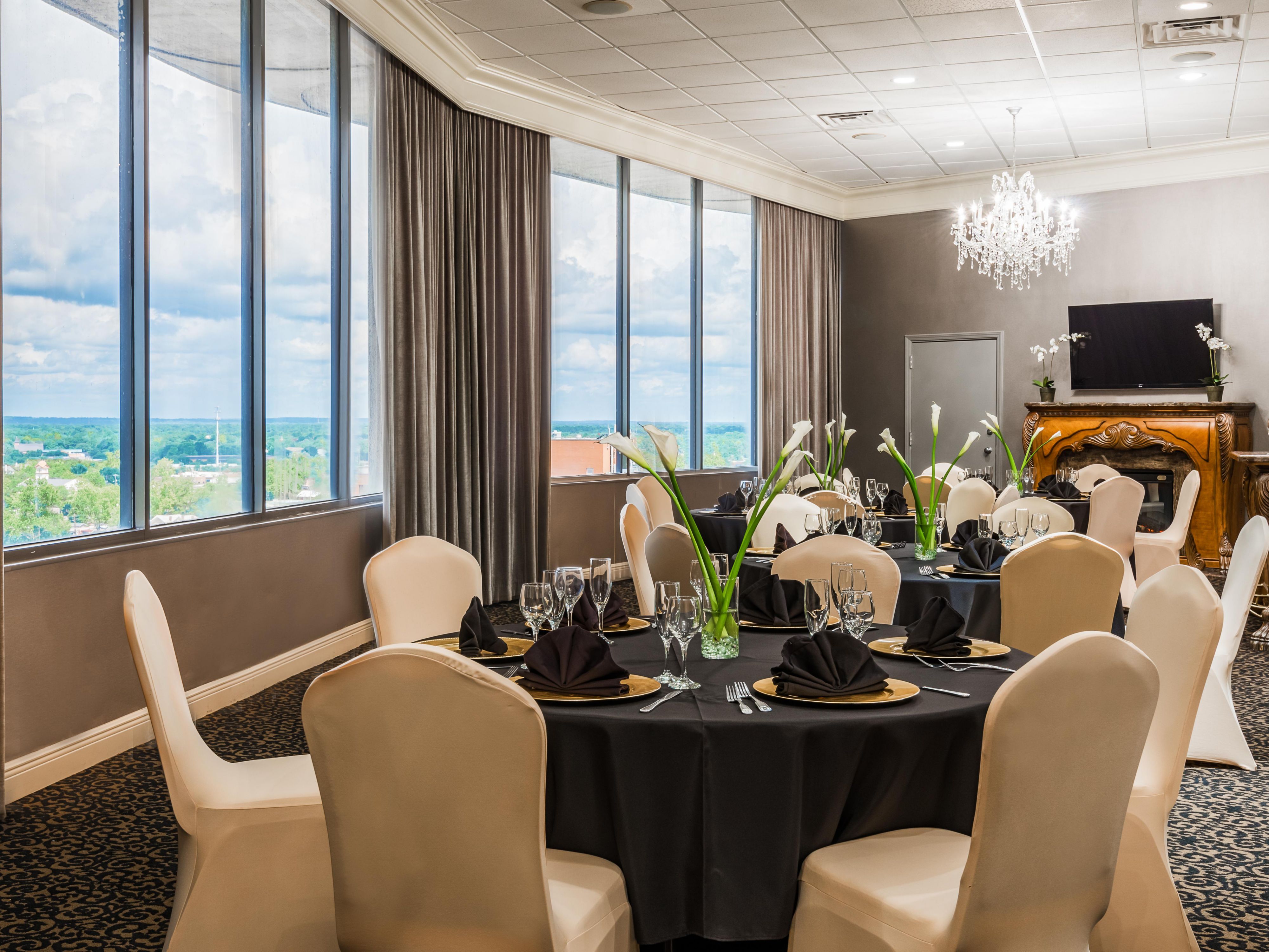 The Holiday Inn in downtown Mobile's historic district is the closest hotel to the civic center. Located one block away, we are the perfect hotel for your next group or convention block. We also have plenty of meeting space to host your event as well.